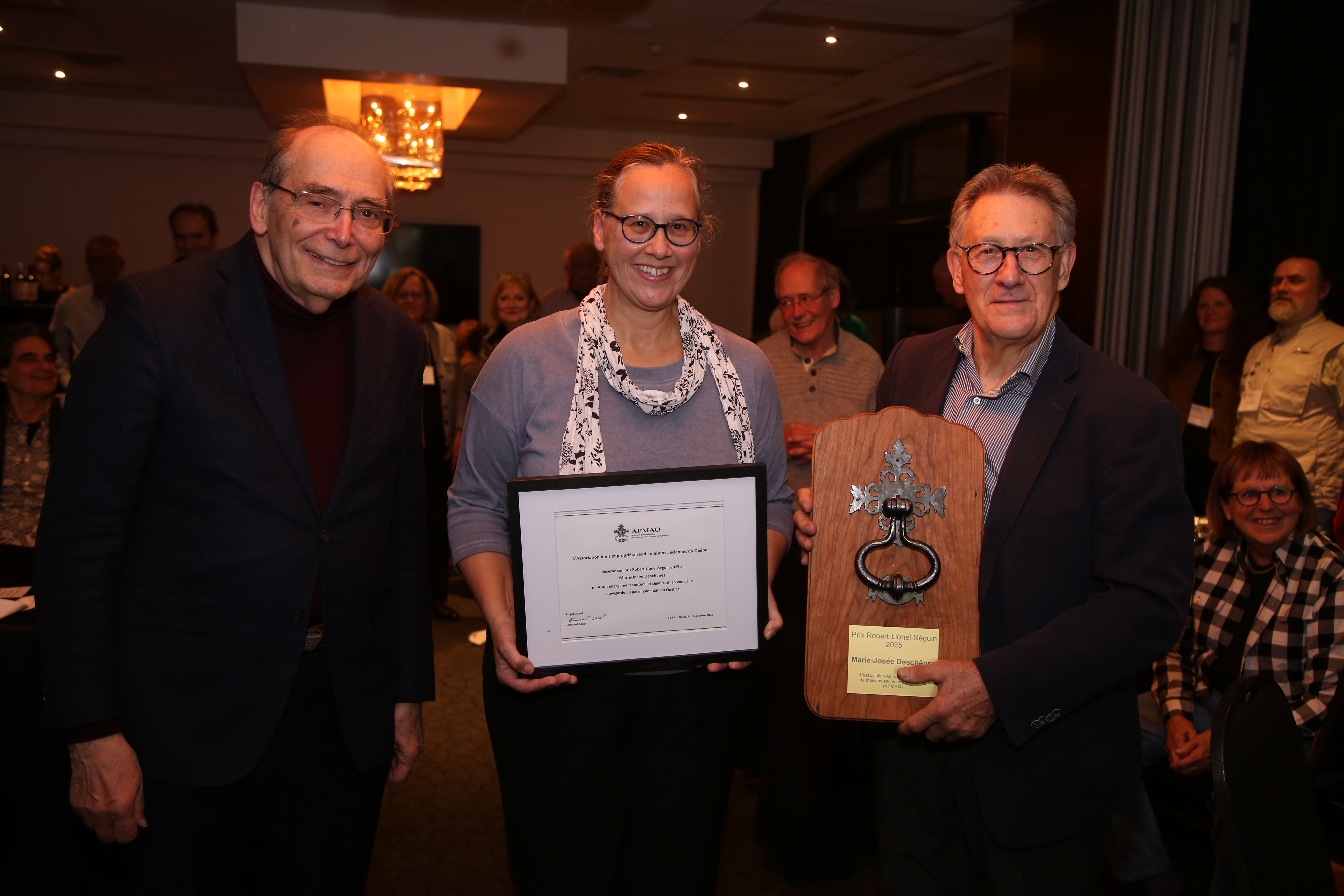 Louis Patenaude, précédent président et responsable du comité des prix, accompagné de Marie-Josée Deschênes, récipiendaire du prix Robert-Lionel Séguin 2025, et de Clément Locat, président de l’association.