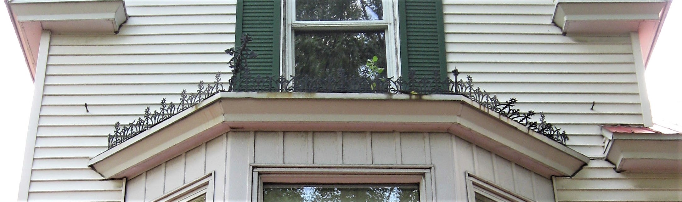 1. Il manque le haut du pic d’angle (à droite) et la clôture décorative est chambranlante.