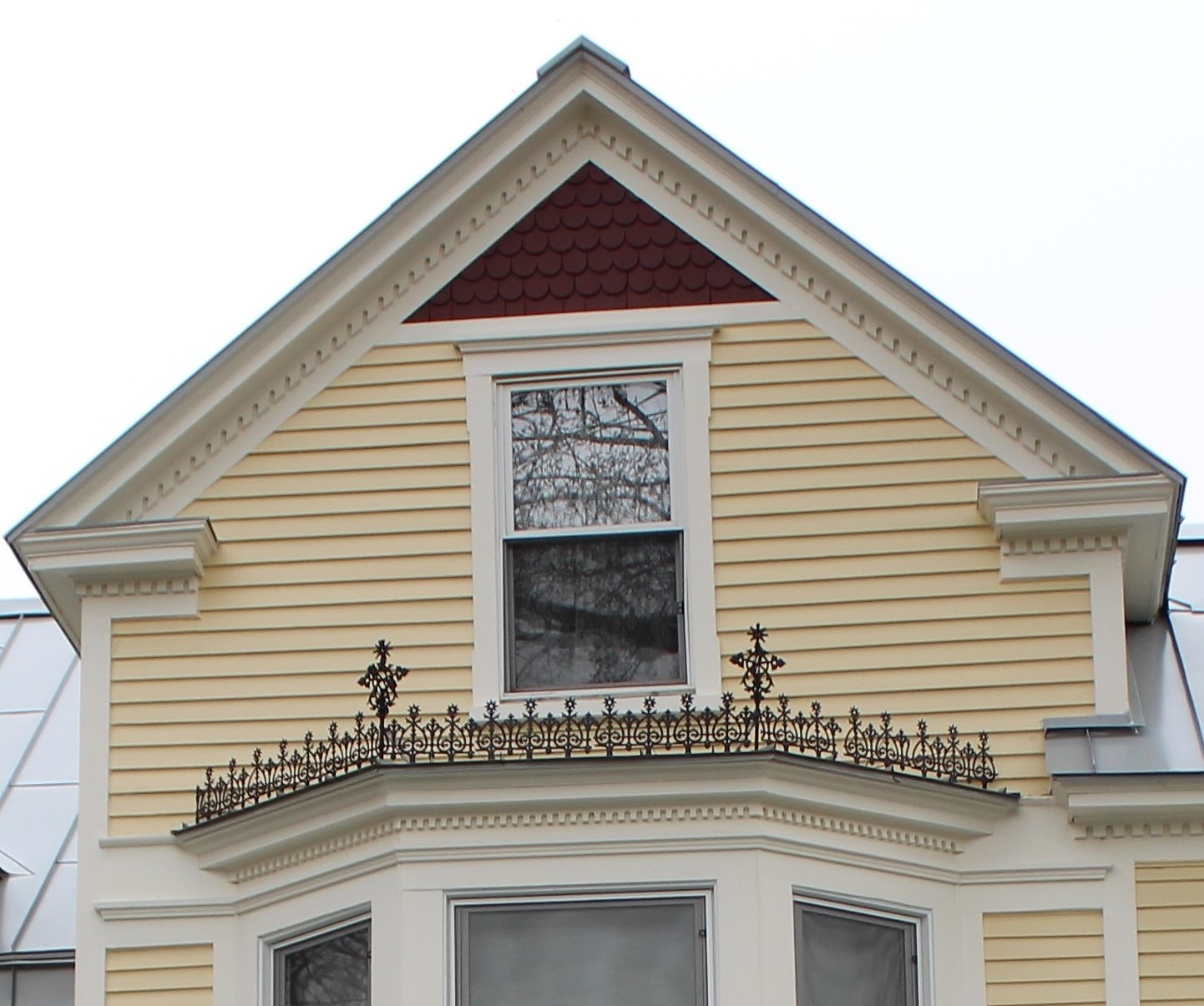 3. La dentelle ornementale en fonte remise en évidence sur le toit de la fenêtre en baie.