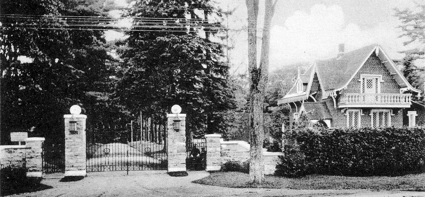 Le portail du Seigniory Club — 1933, collection SHLJP.