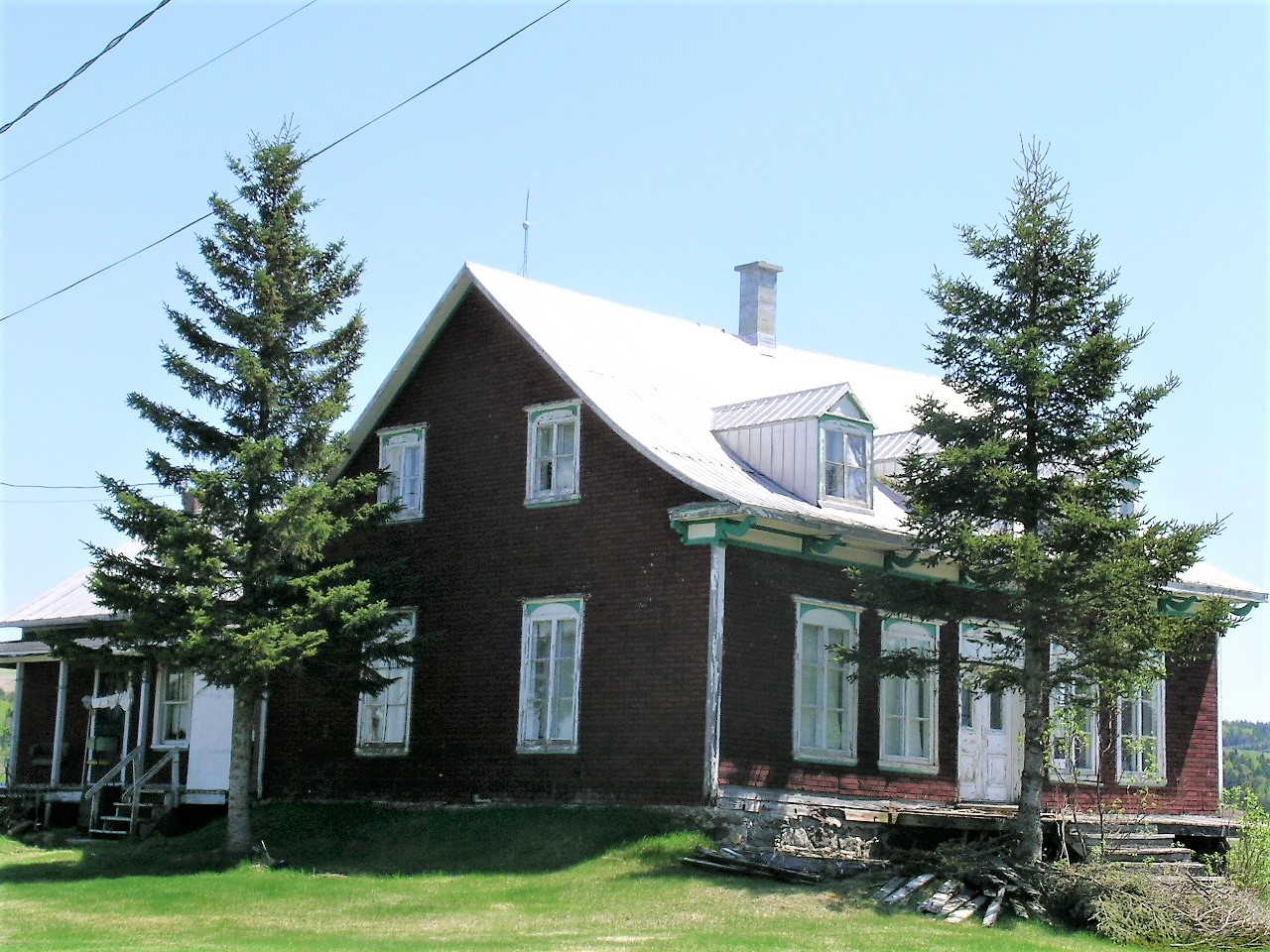 La maison sise au 1790, rang Saint-Étienne-Sud, à Sainte-Marie dans la MRC de La Nouvelle-Beauce. Source : Ville de Sainte-Marie, inventaire des bâtiments patrimoniaux 2003-2004 — photo 793.