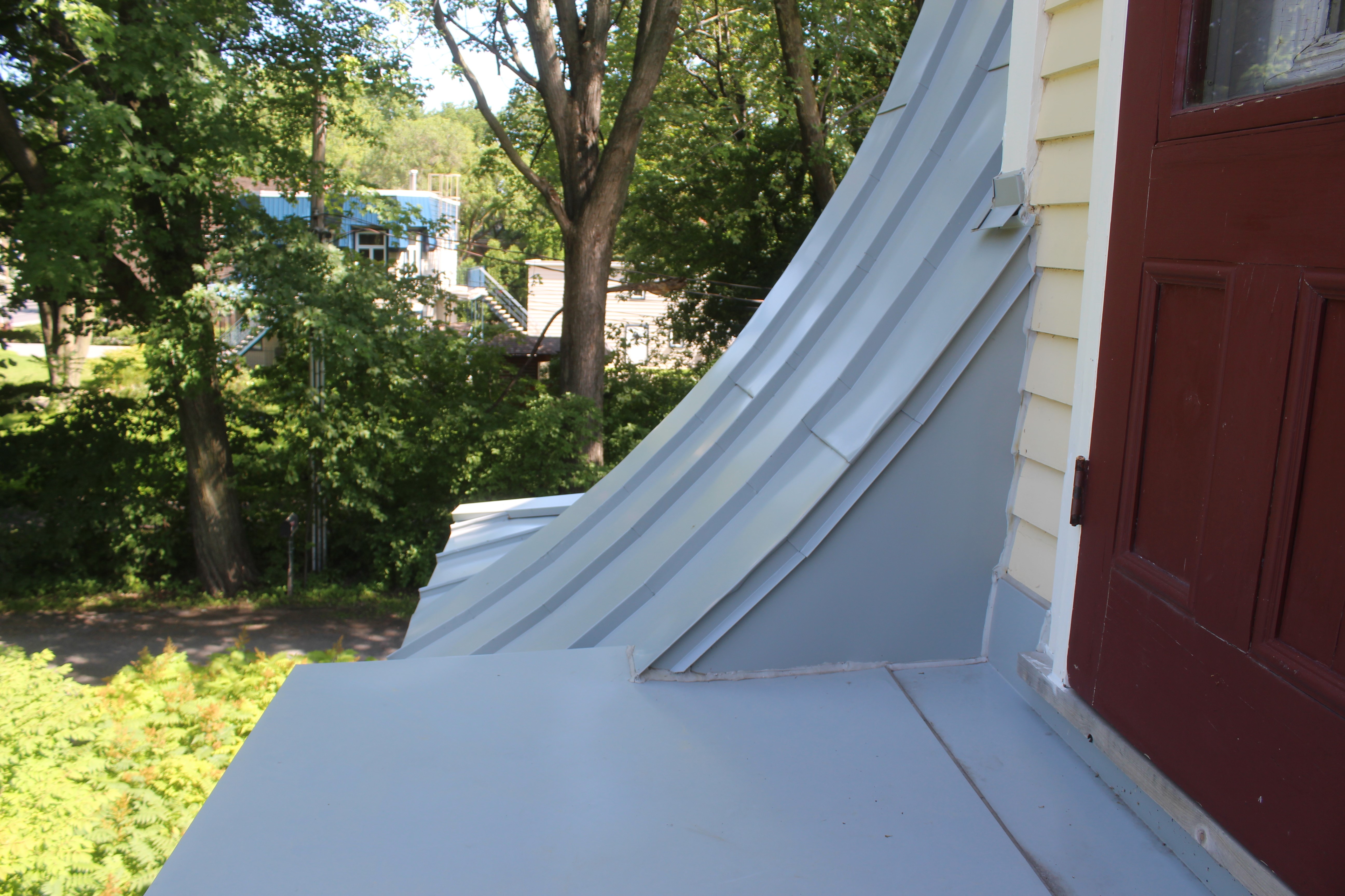 1- Le plancher du balcon s’enclave dans la pente de la toiture en tôle pincée.