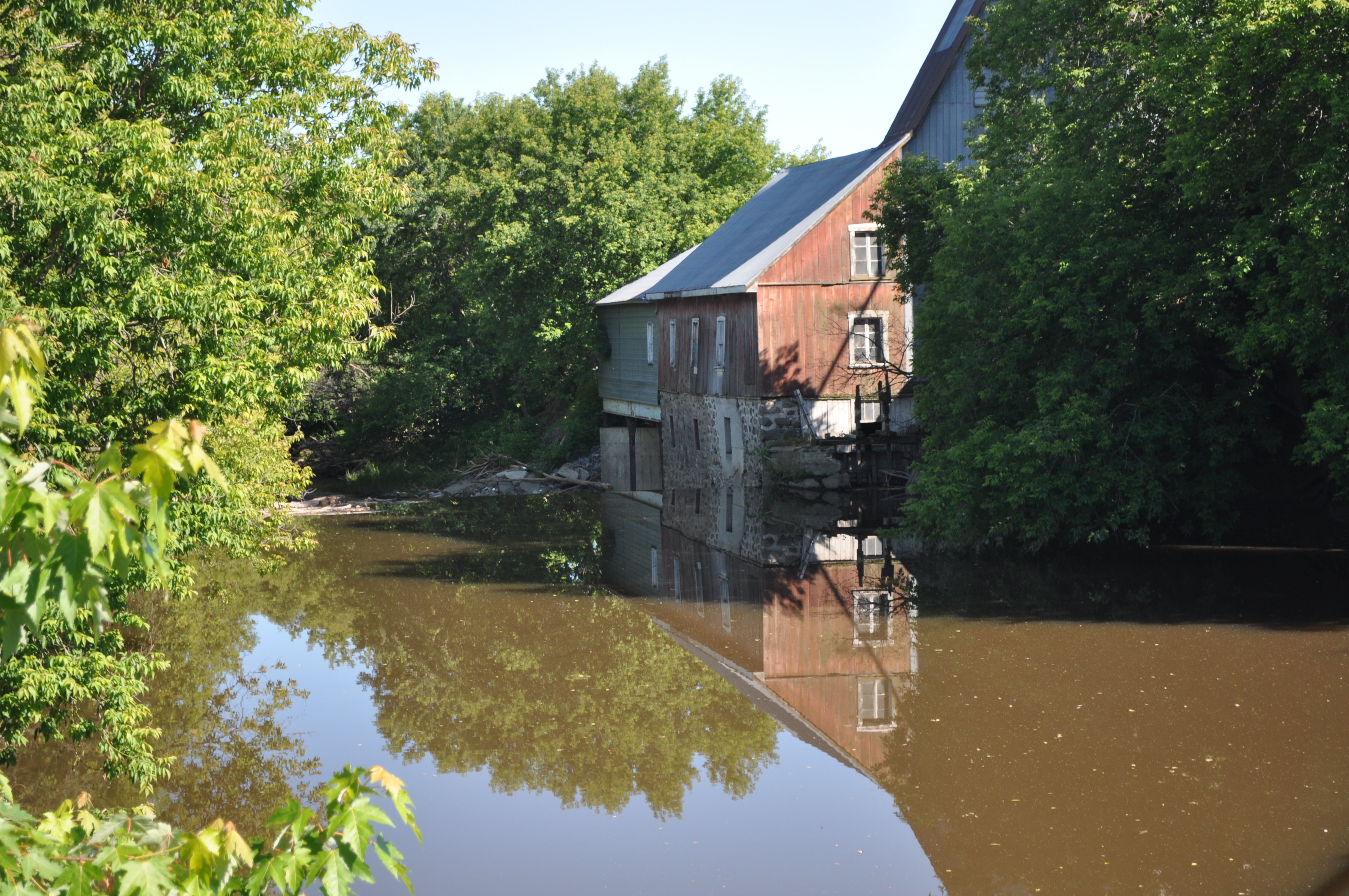 Le Moulin Bleu - vue côté rivière.