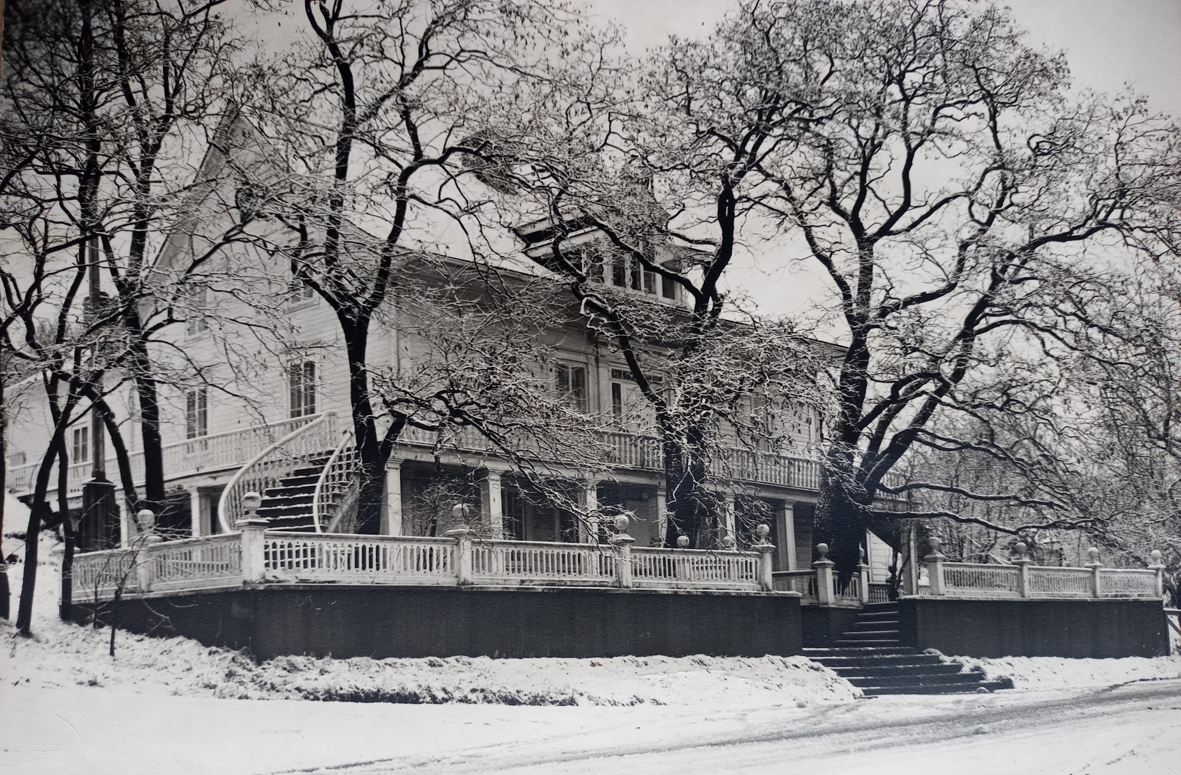 La maison Chapais dans les années cinquante. Les robiniers presque centenaires s’enracinent dans le quai et poussent au travers des garde-corps. Photo d’auteur inconnu.