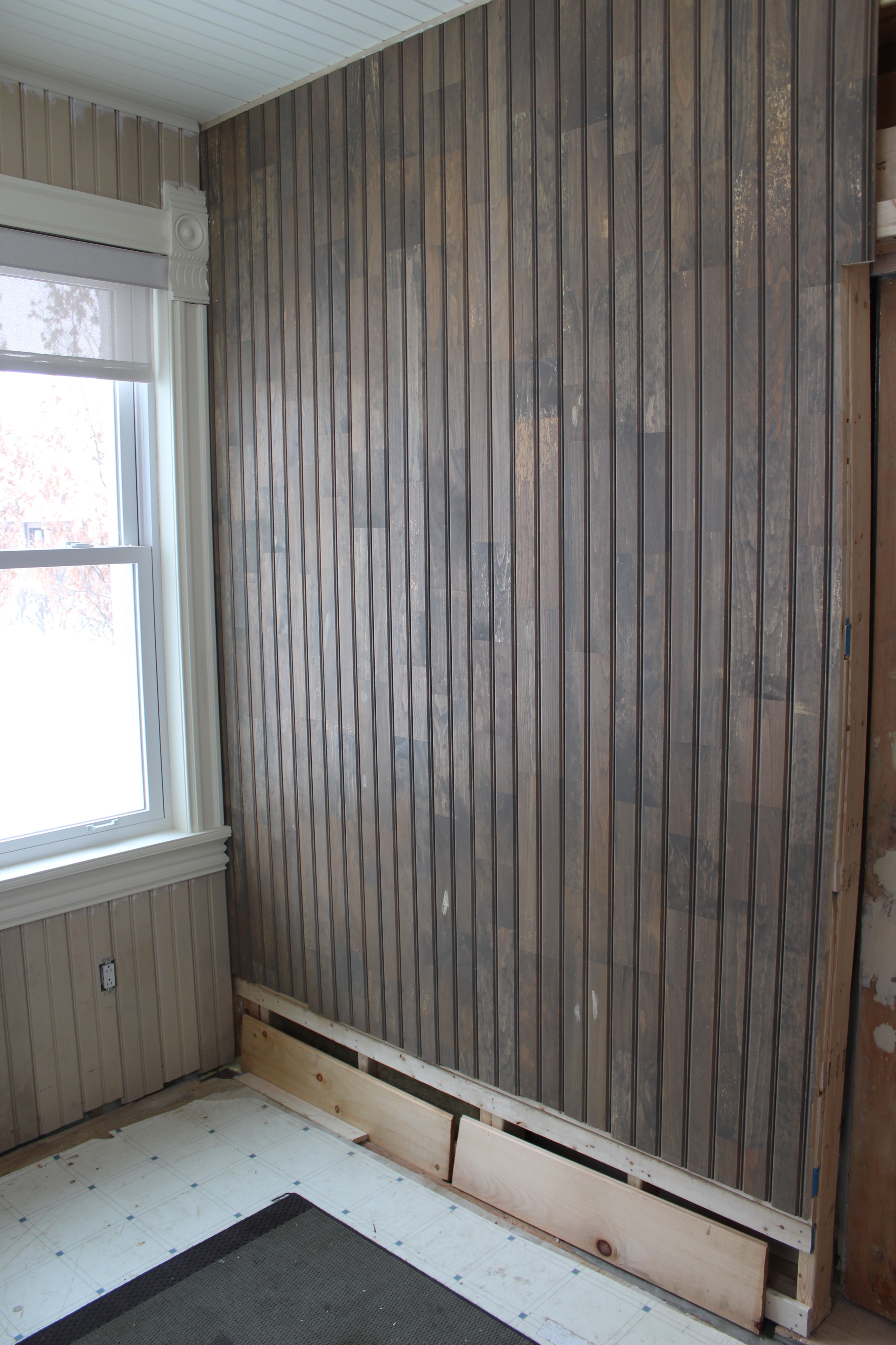 4- Le surplus de planches embouvetées en pin jointé du revêtement extérieur devient le parement des murs du vestibule.