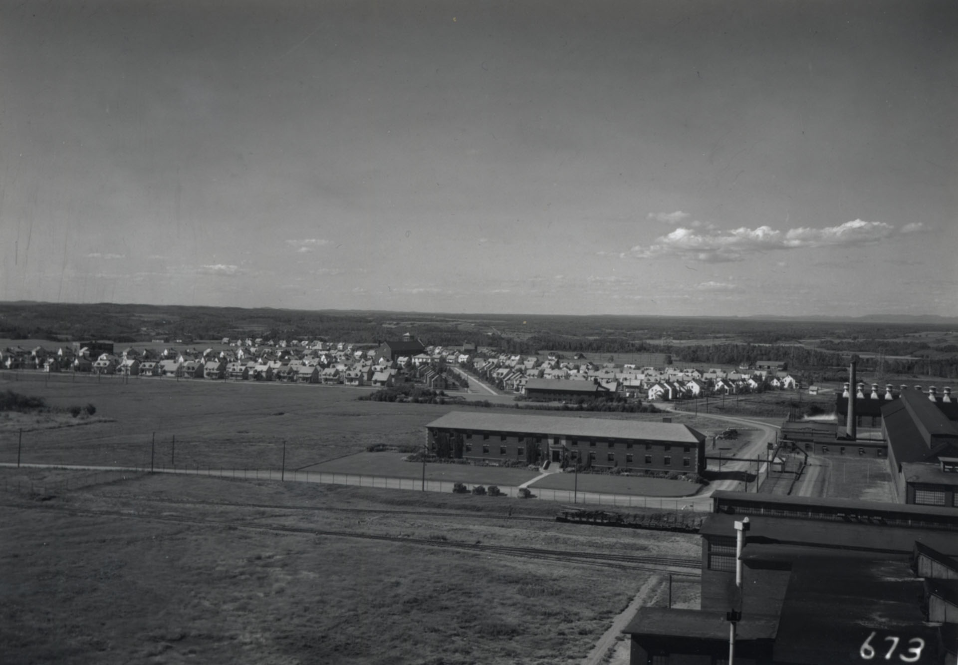 Vue depuis les usines, vers 1930, de la « ville construite en 135 jours ». Collection particulière.