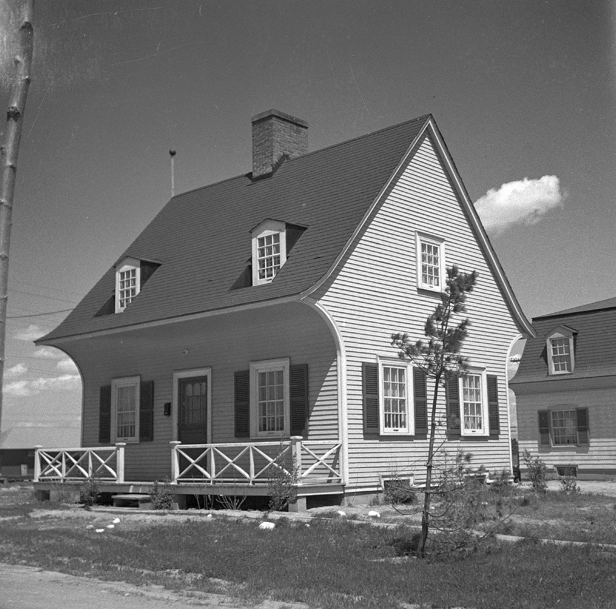 Maison de modèle D5 répertoriée dans l’Inventaire des oeuvres d’art, 1944. Photo : Herménégilde Lavoie ; BAnQ,E6,S7,SS1,P19681.