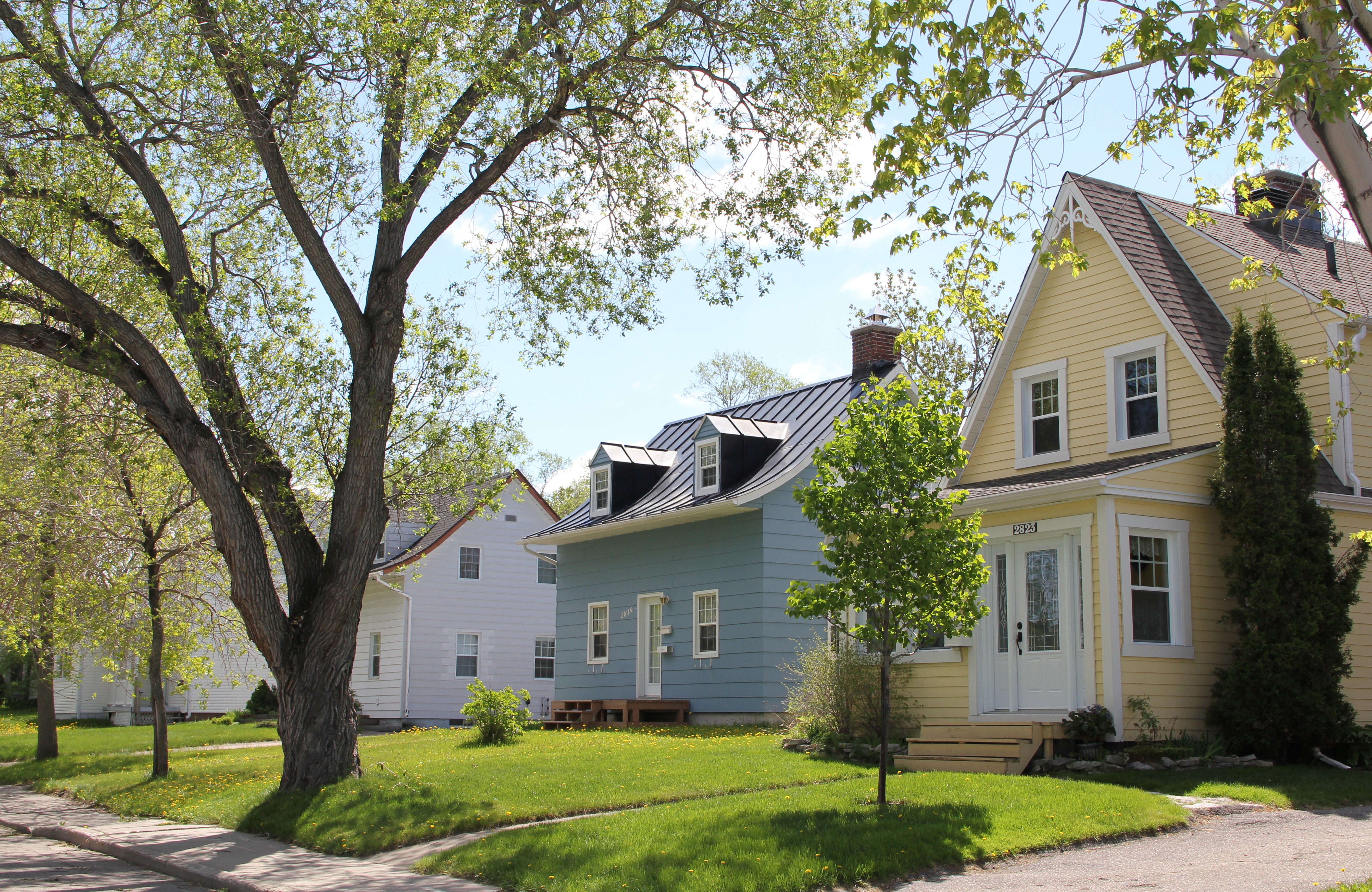 Maisons A1 d’inspiration « canadienne » et maison F3 « scandinave » de la première phase de construction d’Arvida. Photo : Marianne Charland.