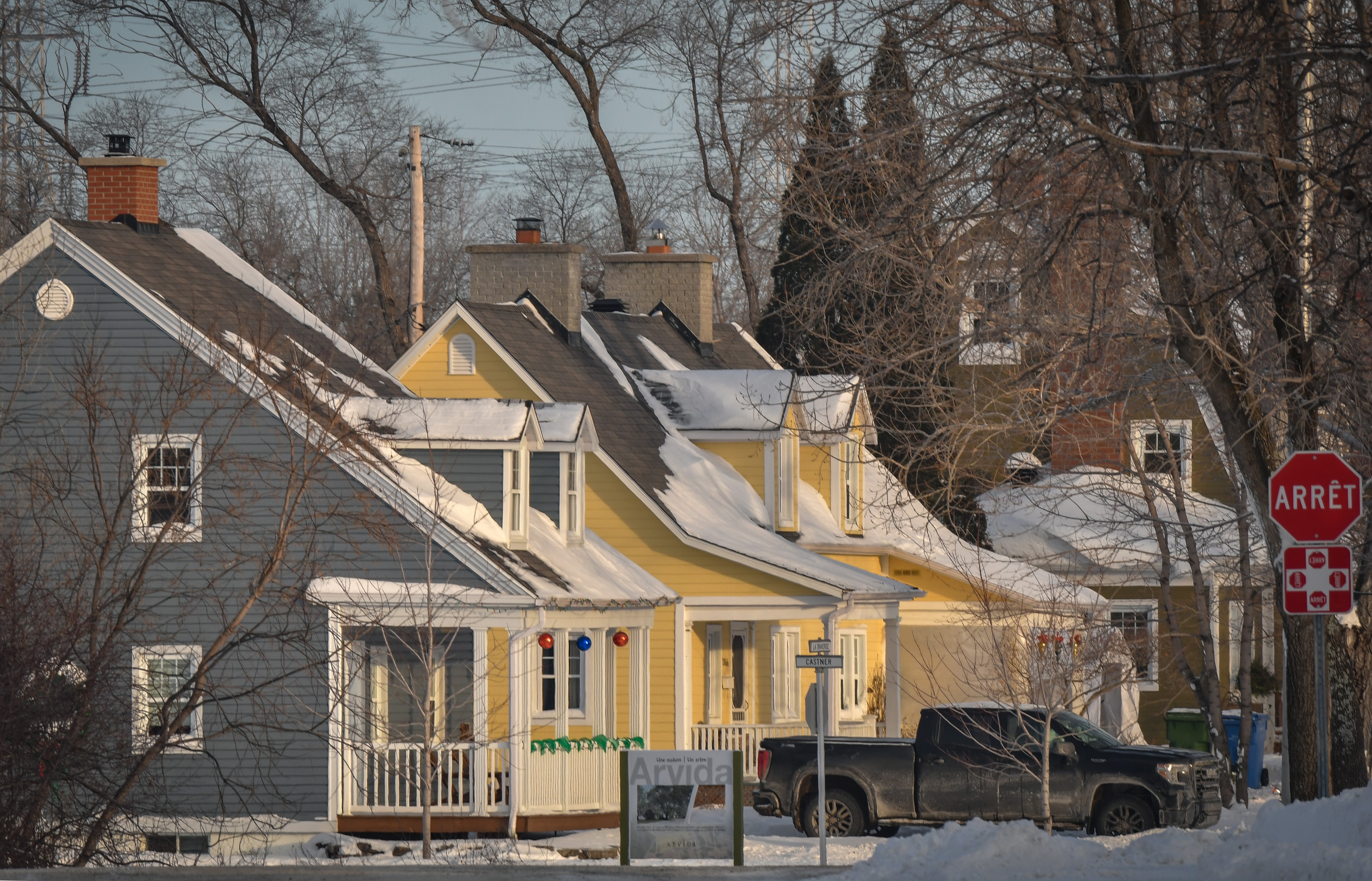 Vue hivernale d’une partie de la « ville construite en 135 jours » avec, à l’avant-plan, une maison de modèle B4 et une maison F4. Photo : Michel Tremblay.