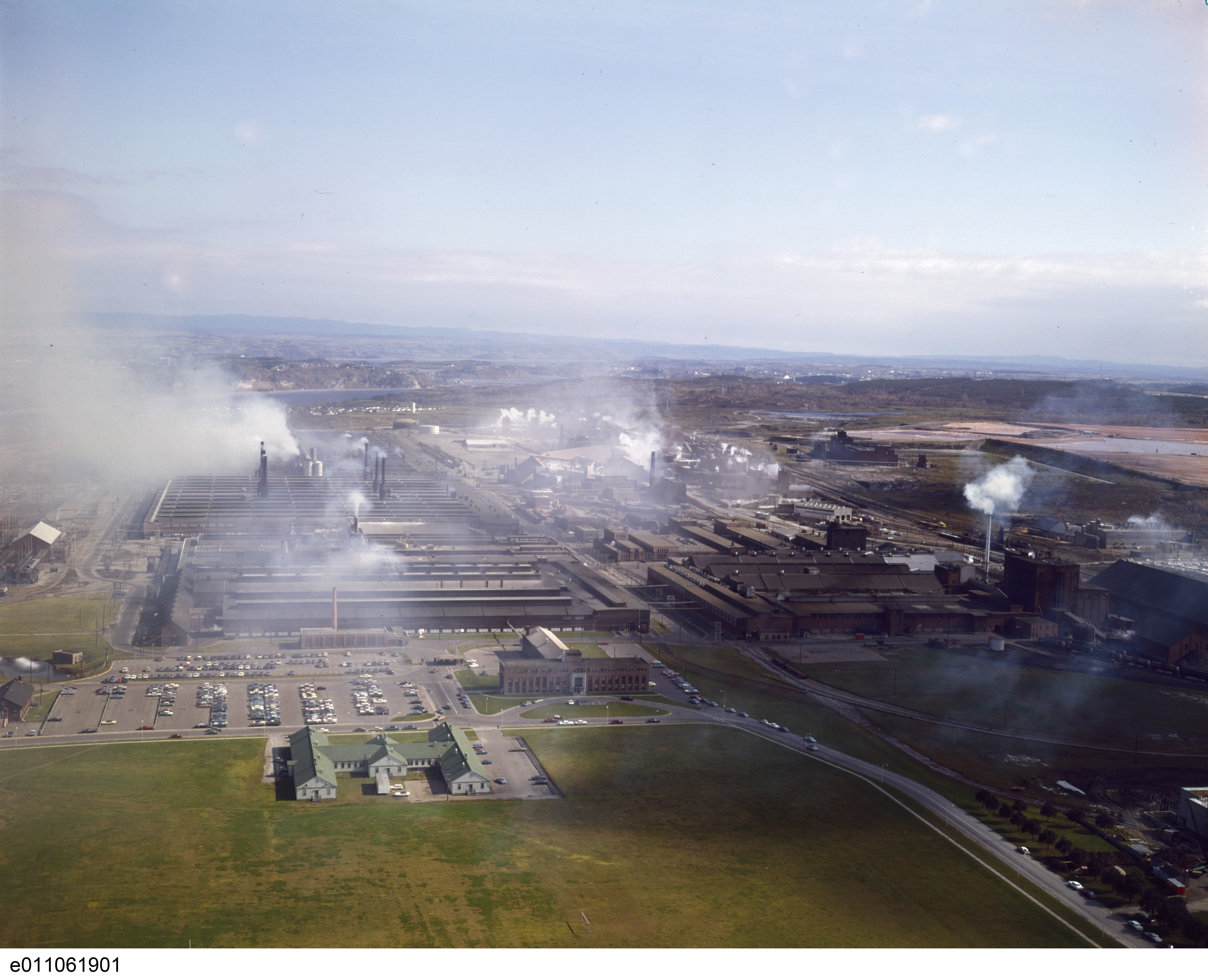 Vue aérienne des usines d’aluminium d’Arvida au début des années 1970. Bibliothèque et Archives Canada, e011061901.