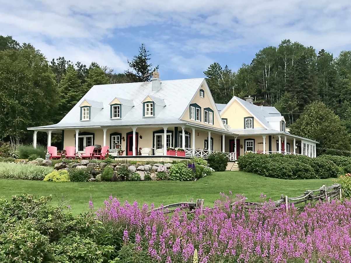 La maison principale avec ses trois lucarnes simples du versant côté mer.