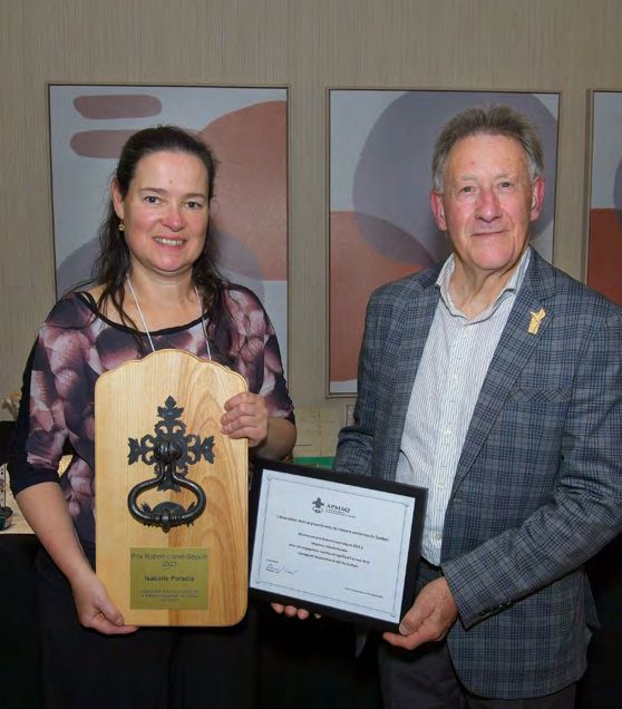 La lauréate Isabelle Paradis et le président de l'APMAQ Clément Locat
