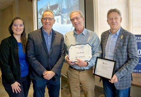 Noémi Nadeau, directrice générale de l'APMAQ, Yves Perron, débuté de Berthier-Maskinongé, Jean Mantha et Clément Locat, président de l'APMAQ