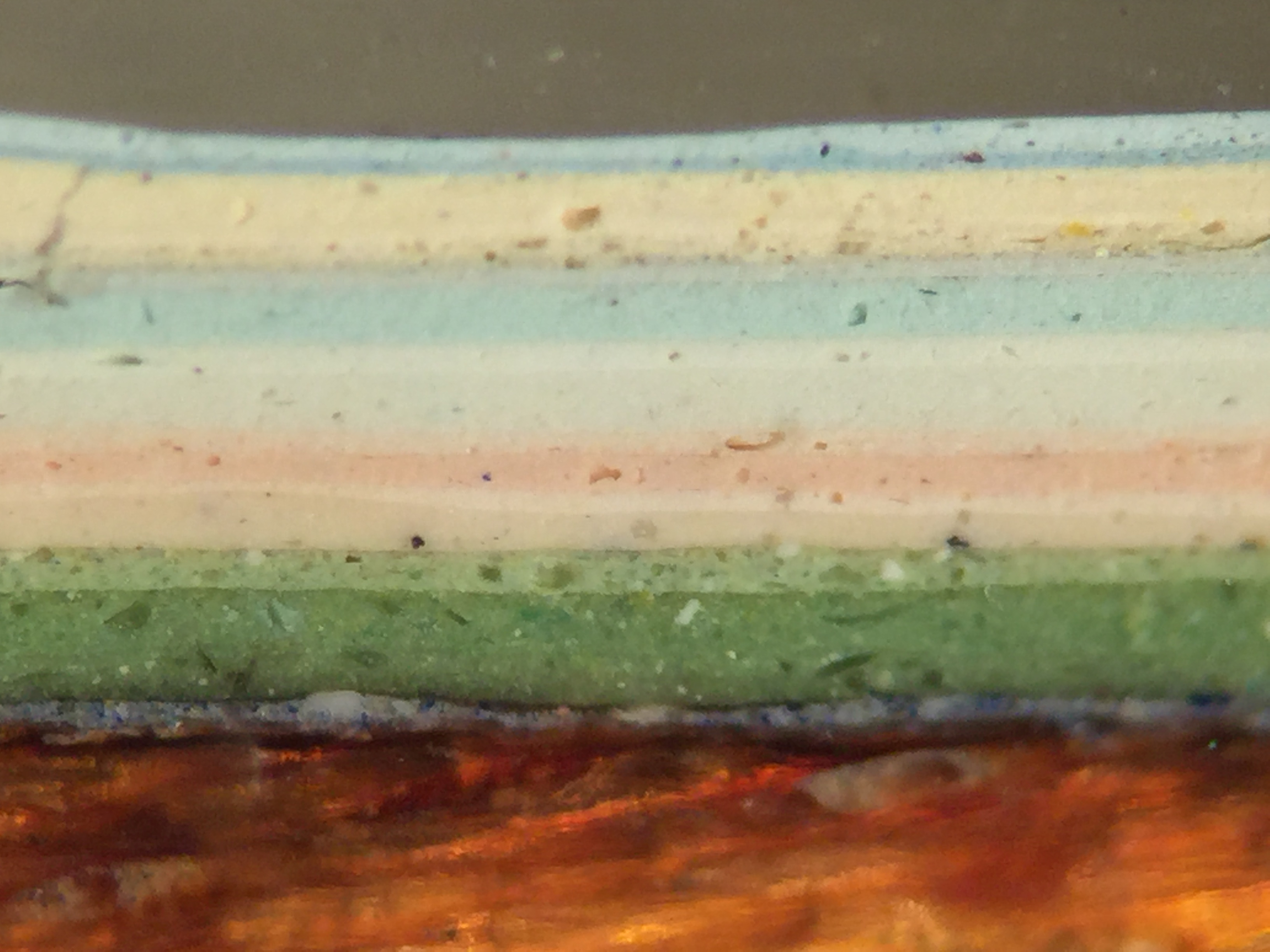 Photo 2 – Coupe transversale des couches de peinture du mur de la salle à manger, maison Pichet-Gosselin.