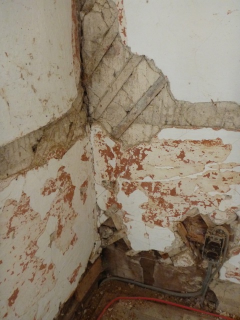 Photo 5 – Mur de lattis avec enduits et badigeons ocre rouge, maison Pichet-Gosselin.