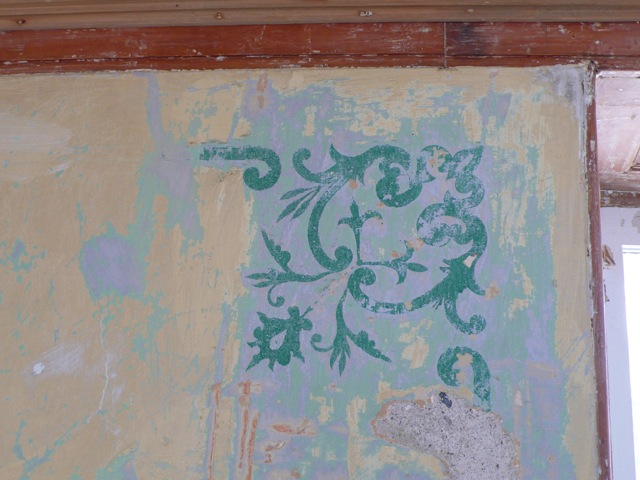 Photo 7 – Motifs peints au pochoir sur enduit de chaux, maison Lachance, 1837.