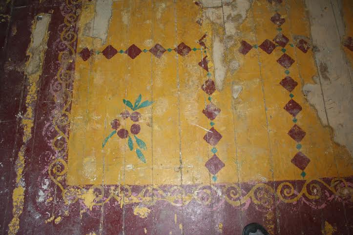 Photo 8 –Motifs peints sur un plancher, maison Aubin.