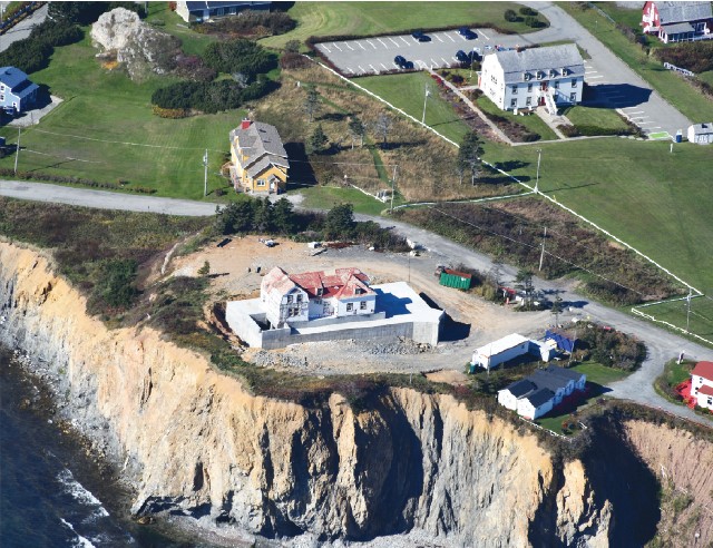 La maison Frédérick-James à Percé sur ses nouvelles fondations qui en auront permis la conservation. La maison Frédérick-James à Percé sur ses nouvelles fondations qui en auront permis la conservation.
