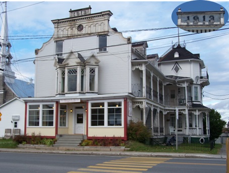 Photo de la maison L. Jacob à Saint-Sébastien en 2012. En médaillon la cartouche millésimée de 1913, qui laissa croire que le bâtiment issu de l’éclectisme victorien aurait été construit en 1913.