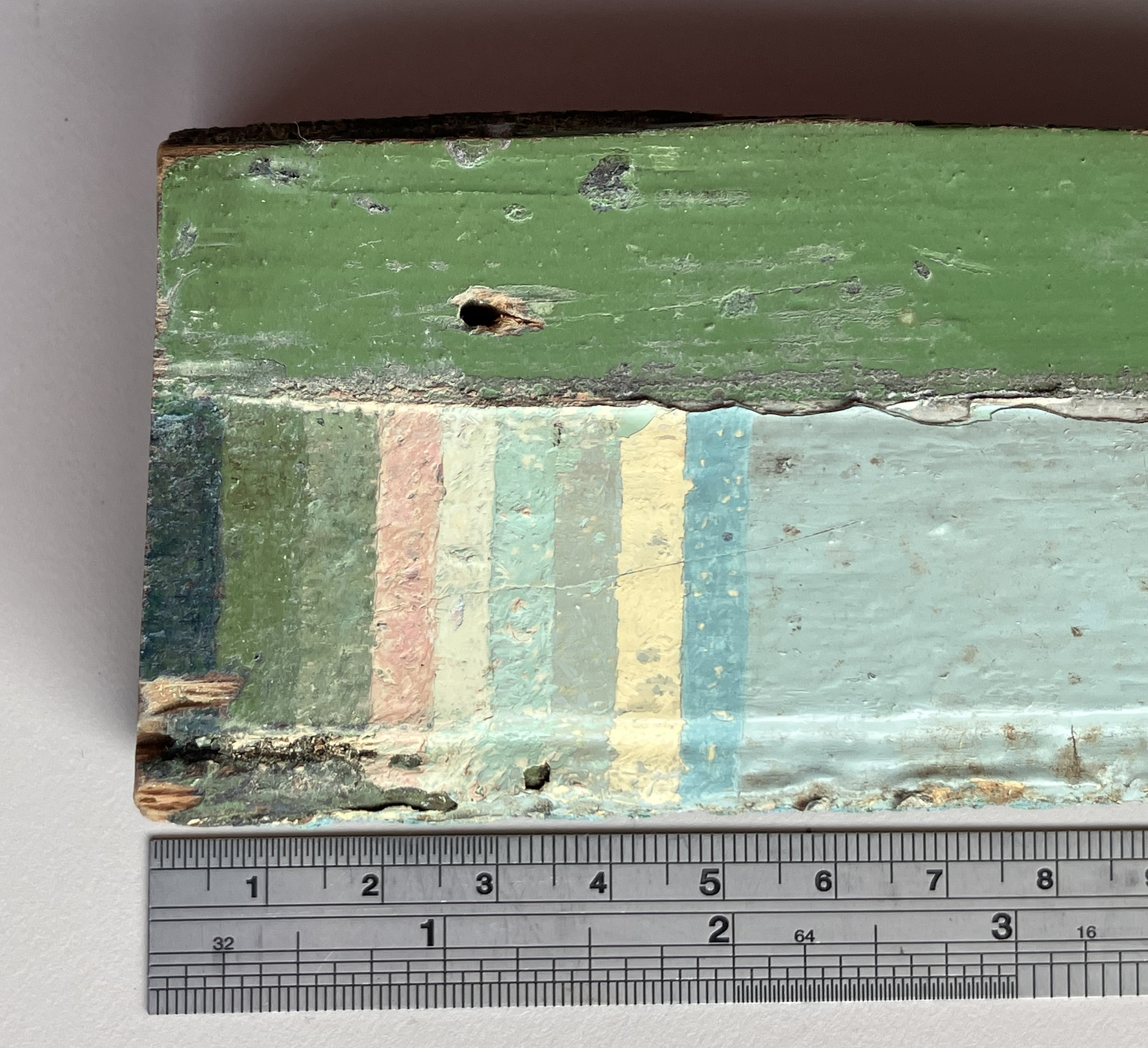 Photo 1 – Sondage des couches de peinture du mur de la salle à manger, maison Pichet-Gosselin.