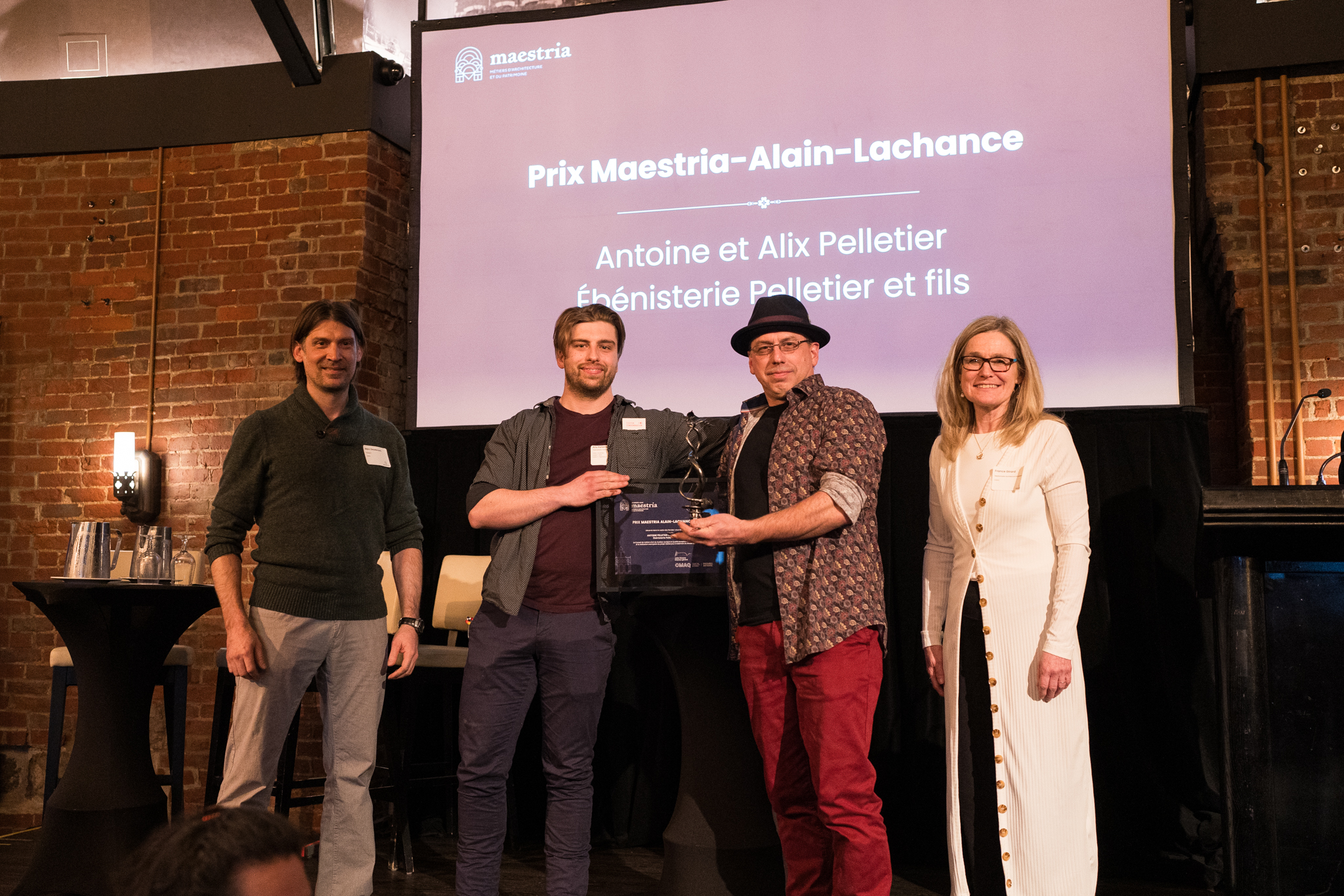 Antoine Pelletier et son fils Alix ont reçu le prix Maestria-Alain-Lachance 2024 des mains des représentants du CMAQ France Girard et Marc Douesnard. Photo : Benoît Rousseau.