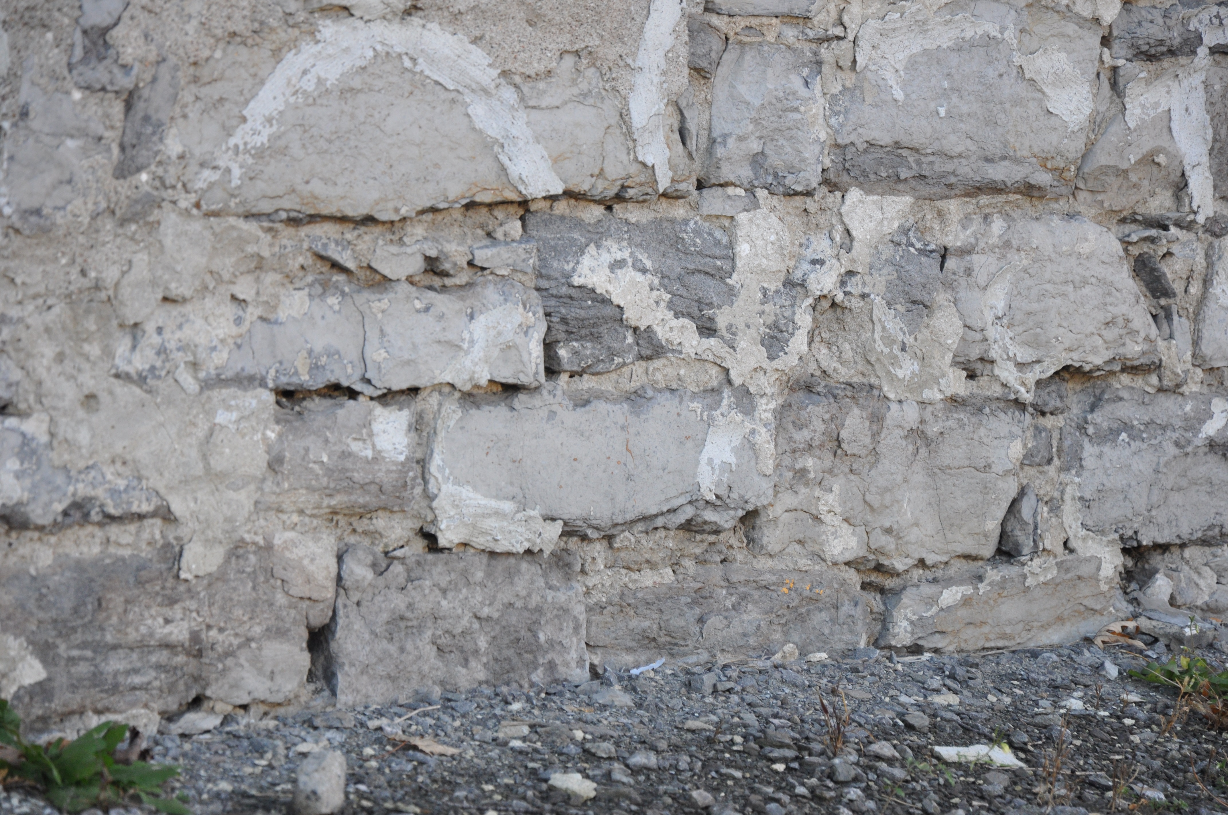 Photo 3 – Fondation construite de pierres du roc de surface, calcaire à grains fins, légèrement argileux. Maison Labelle, vers 1750, Laval.