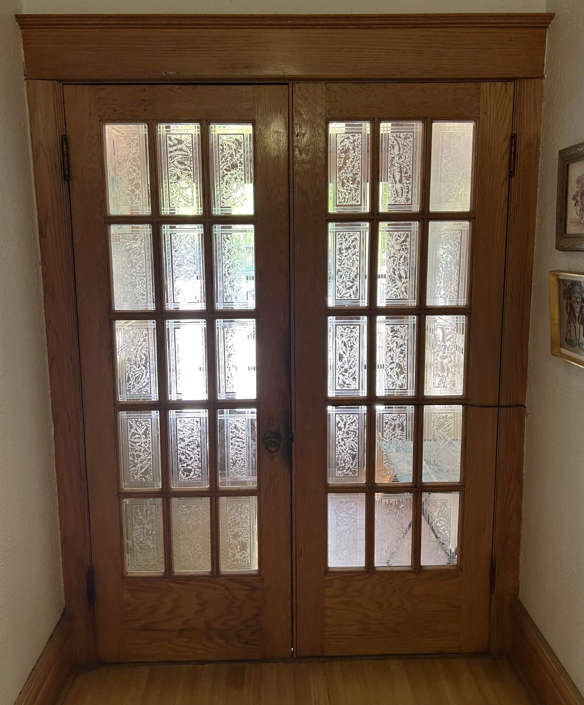 Portes intérieures du vestibule de l’accès principal munies de carreaux de verre ciselé.