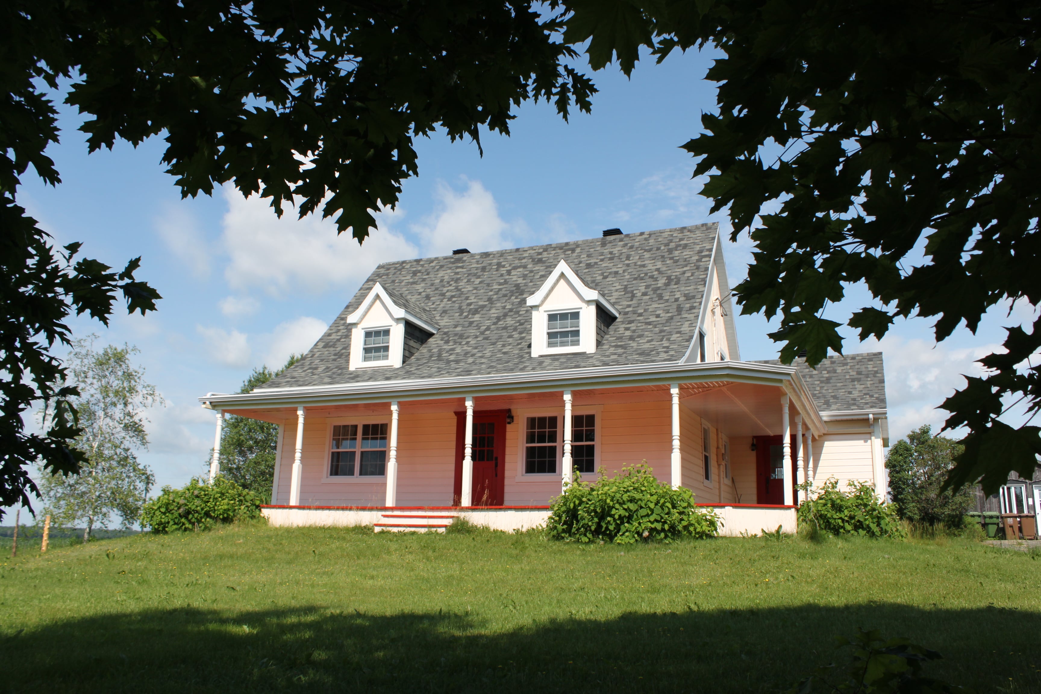 Notre maison datant de 1795 que nous avons acquise en 2021. Elle est située à l’intérieur des terres à Cap-Santé, à quelques kilomètres du centre du village.