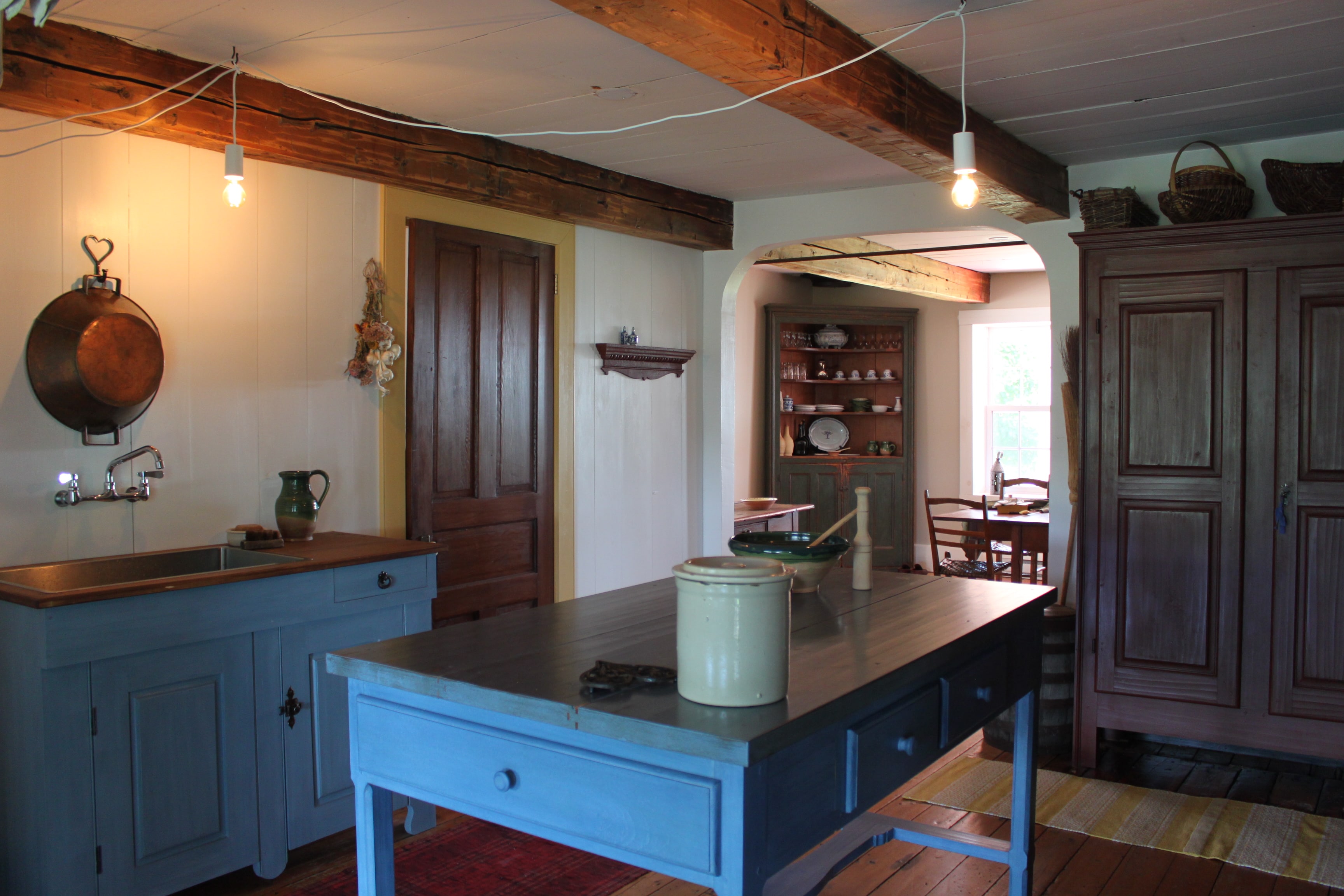 Vue générale de notre cuisine à l’ancienne. On y voit notamment la cloison ajoutée et la porte donnant dans la « laiterie ». À droite, l’armoire servant de garde-manger. (L’évier sec, la table, l’armoire et les moulures sont l’oeuvre de Carl Huet-Paquin d’Ébénisterie Paquin / carl.huet@gmail.com )