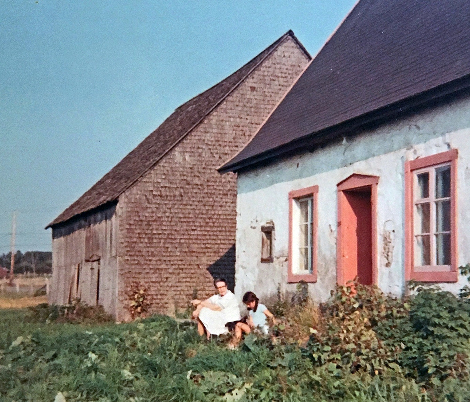 Photo 1 prise au début des années 1960 : Grange ou remise construite à l’est de la maison au cours du XVIIIe siècle.