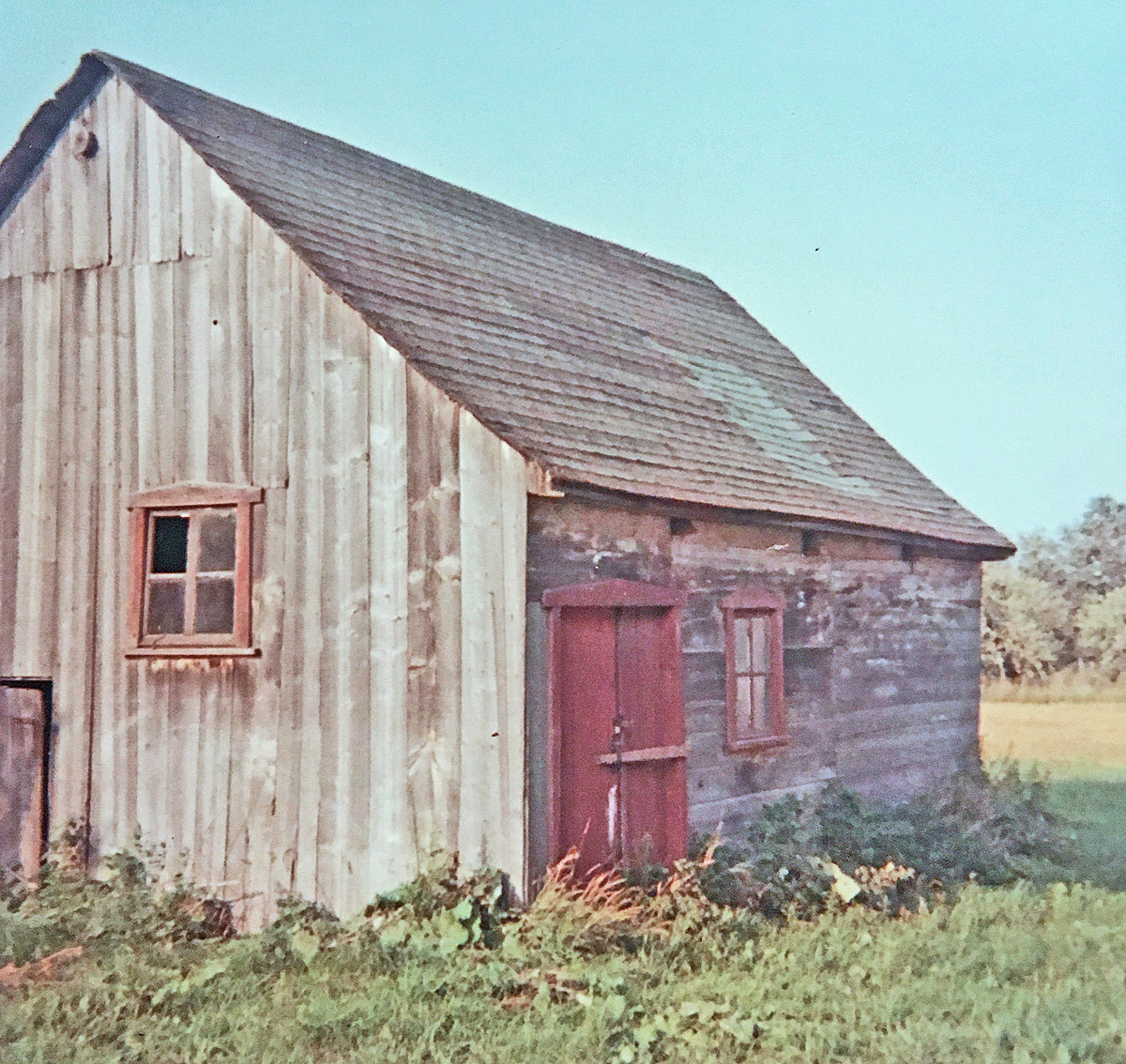 Photo 2 prise au début des années 1960 : Bâtiment ayant servi de fournil jusque vers 1920, puis de porcherie jusqu’au début des années 1950 et enfin de hangar.