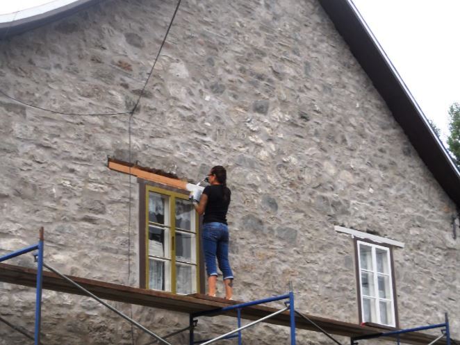 Échafaudage pour la restauration d’une maison construite vers 1830, à Beaupré. Échafaudage pour la restauration d’une maison construite vers 1830, à Beaupré.
