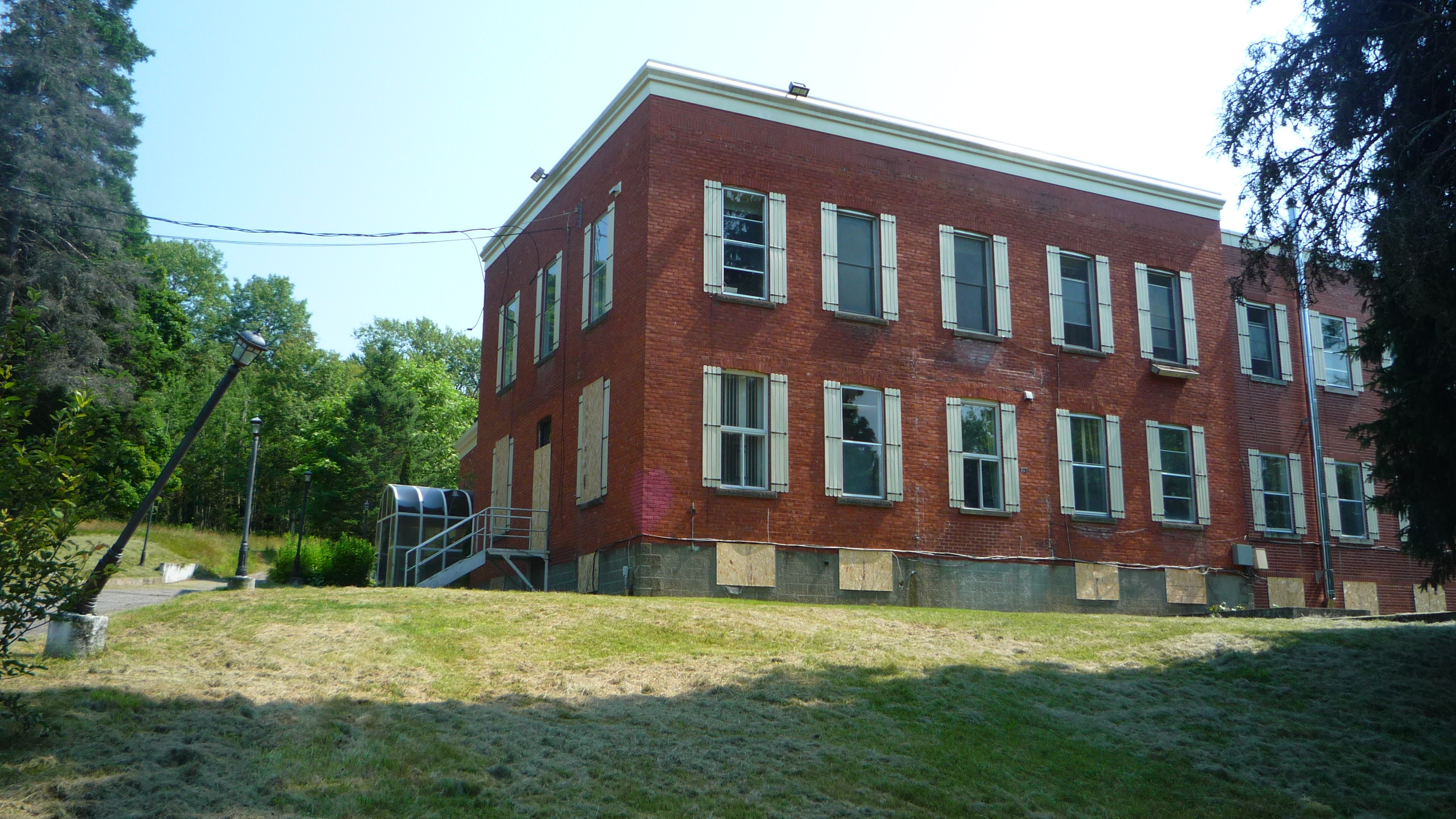 L’ancien couvent tel qu’il était en juillet dernier, inhabité depuis des mois et placardé.