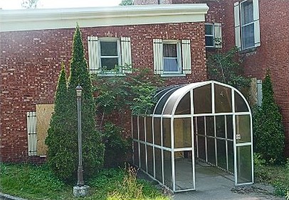 L’entrée latérale de l’ancien couvent de la rue Lesage.