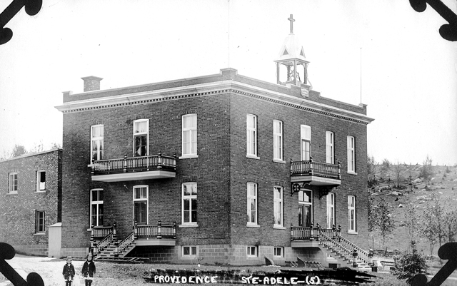 Le couvent tel qu’il était en 1923. Source: BAnQ (Fonds Famille Papineau).