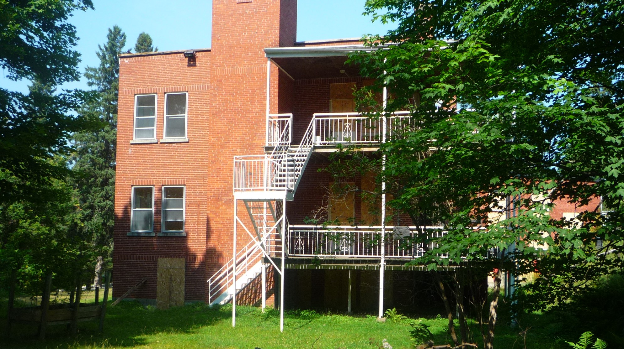 Le bâtiment s’insère dans une végétation mature.