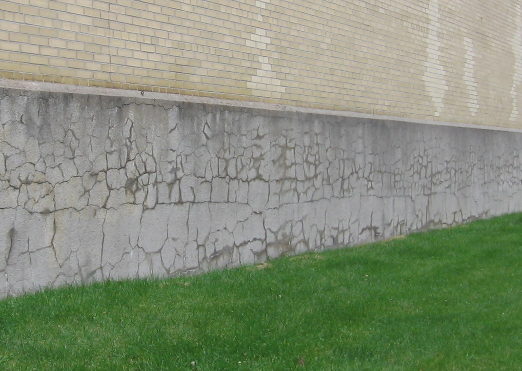 Béton affecté par une réaction alcali-granulats. Béton affecté par une réaction alcali-granulats.
