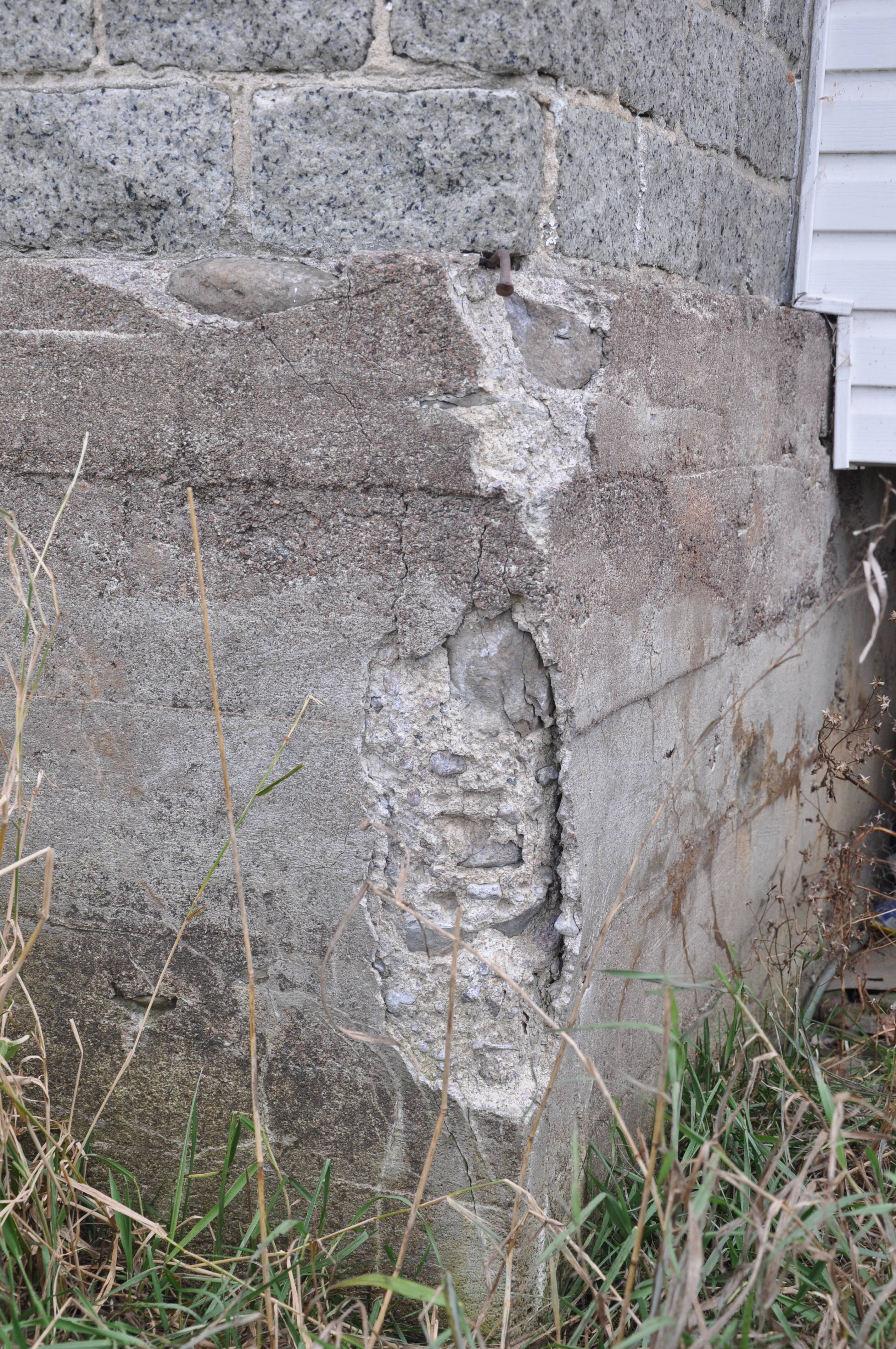 Écaillage d’un béton quasi centenaire relié au gel et dégel du béton sans air entrainé et à rapport eau/ciment élevé, Brownsburg, Laurentides.