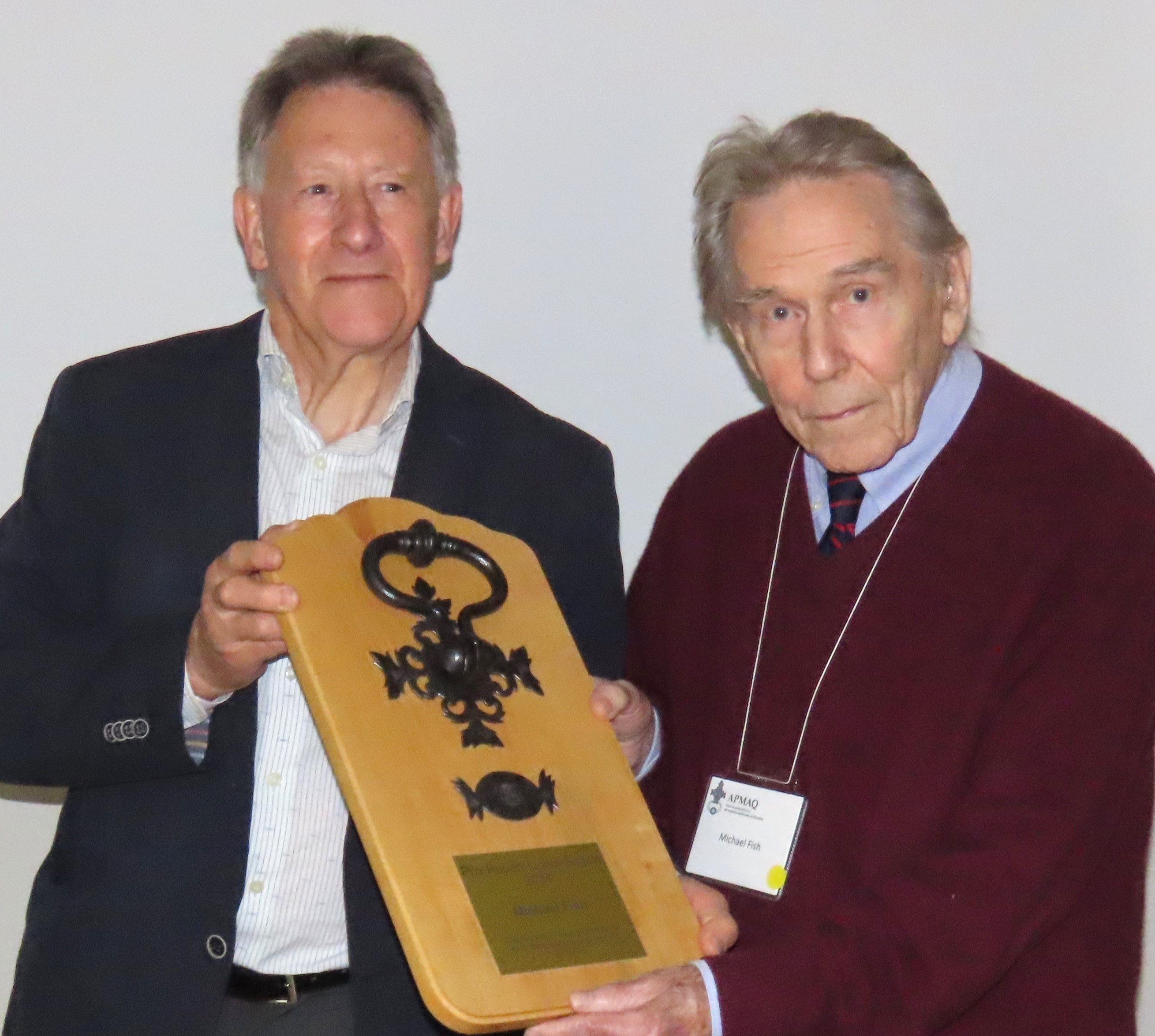Michael Fish et Clément Locat, président de l’APMAQ, lors de la remise du prix.