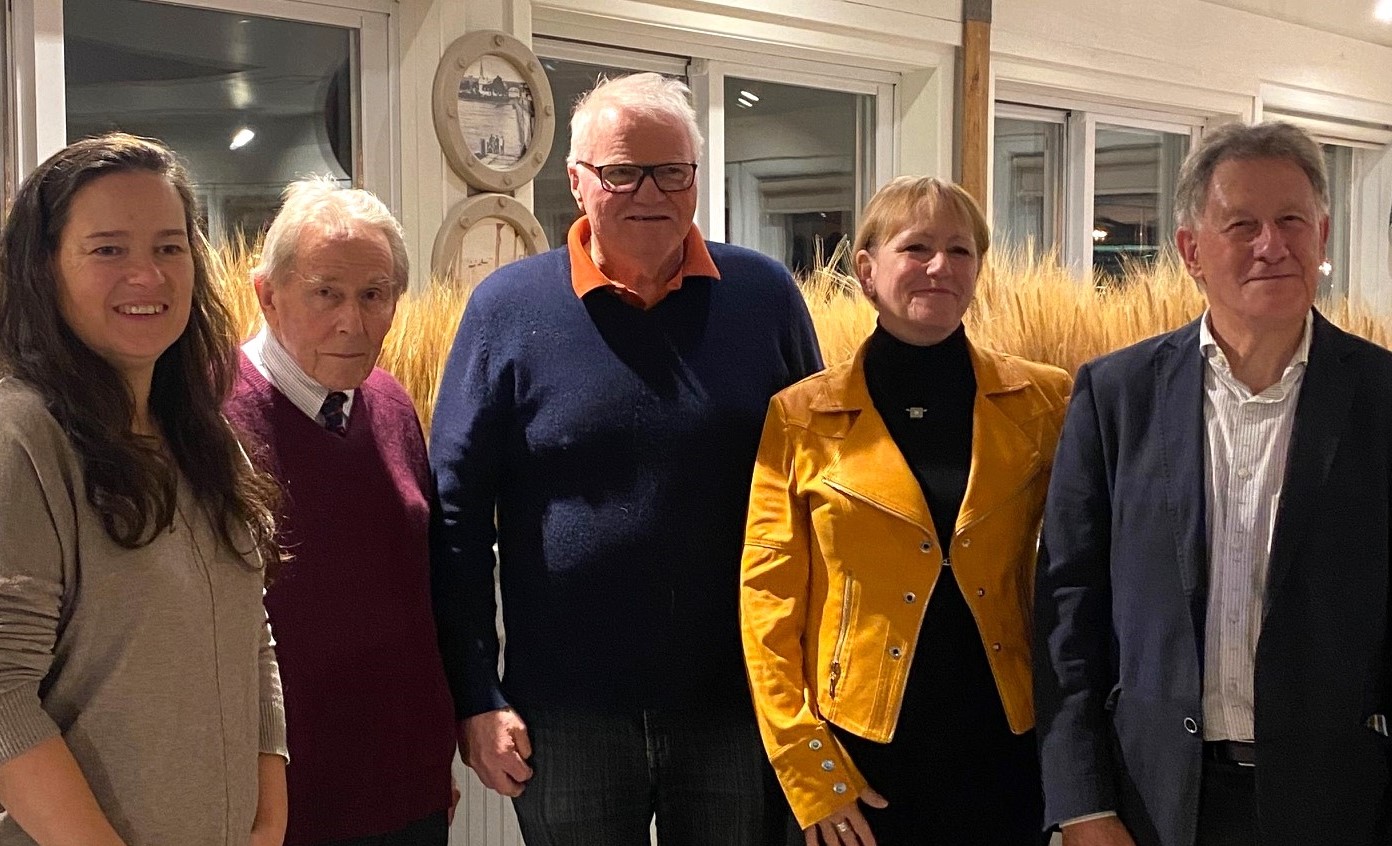 Plusieurs lauréats du prix Robert-Lionel-Séguin étaient réunis lors de la remise du prix 2024, De gauche à droite : Isabelle Paradis (2023), Michael Fish (2024), Luc Noppen (1987), Lucie K. Morisset (2021) et Clément Locat (2018).