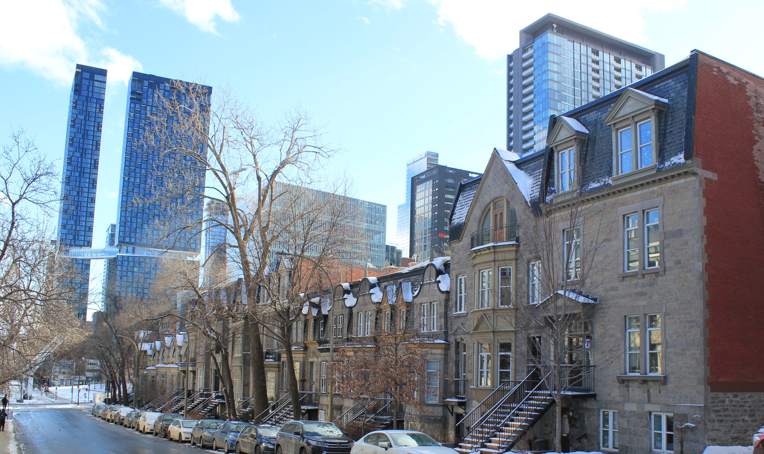 Les maisons de la Coopérative d’habitation Jeanne Mance, sauvées de démolition en 1975 sont entourées d’un centre-ville toujours en développement.