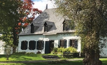 La maison Genest-Mourier baignée par la chaleur d’un soleil de fin de journée d’automne.