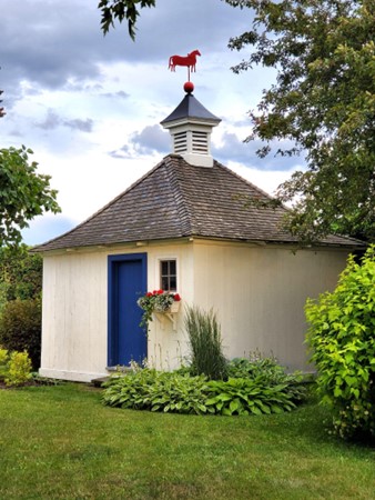 L’ancienne laiterie du village, aujourd’hui la remise de jardin, figure dans l’inventaire des petits patrimoines du Kamouraska.