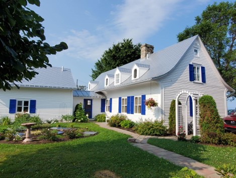 De l’arrière de la maison on observe son plan en “T” avec l’annexion d’un ancien bâtiment agricole qui servait autrefois de cuisine d’été ou de fournil.