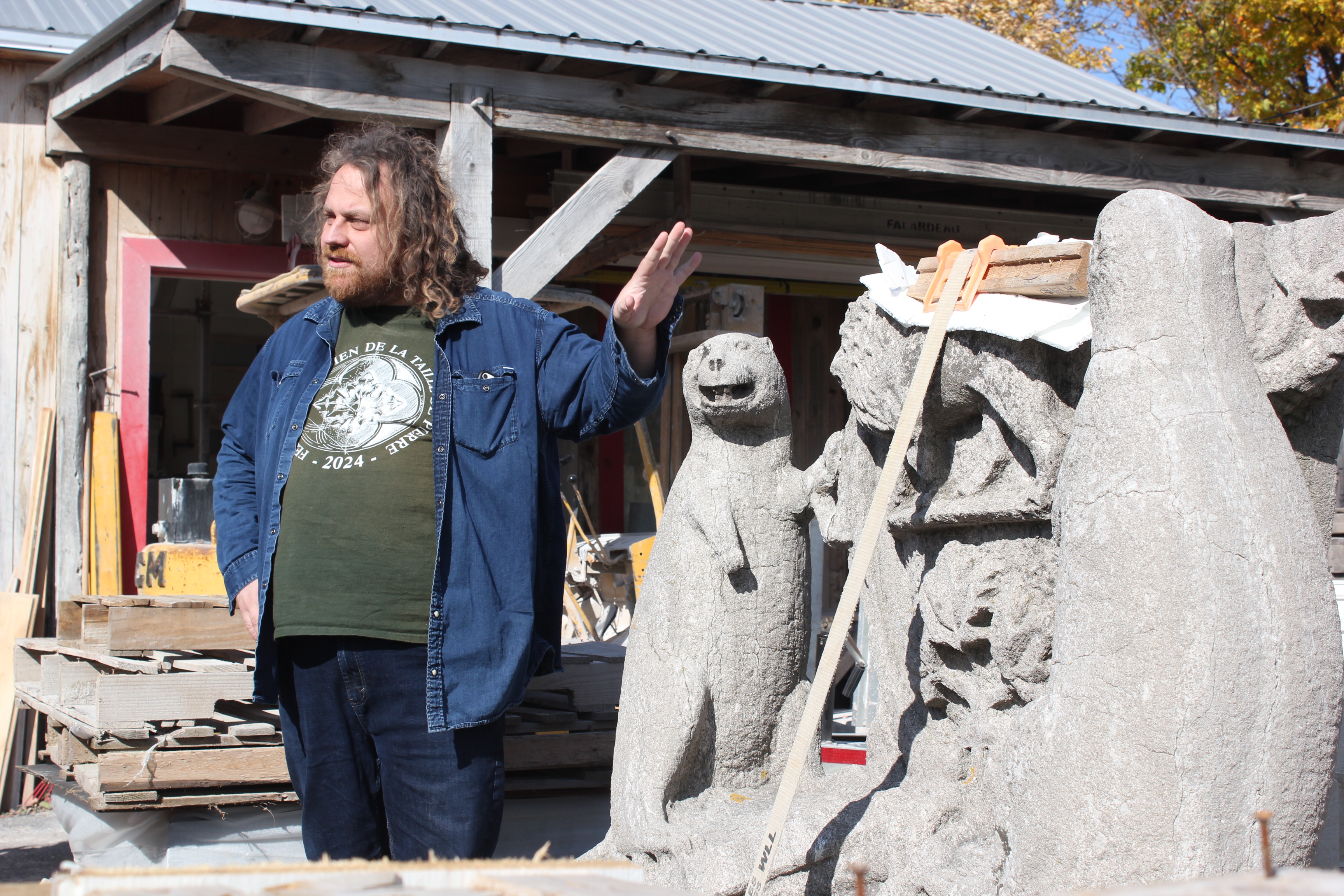 Le tailleur de pierre, Adrien Bobin, parle de son travail sur les sculptures du parlement de Québec.