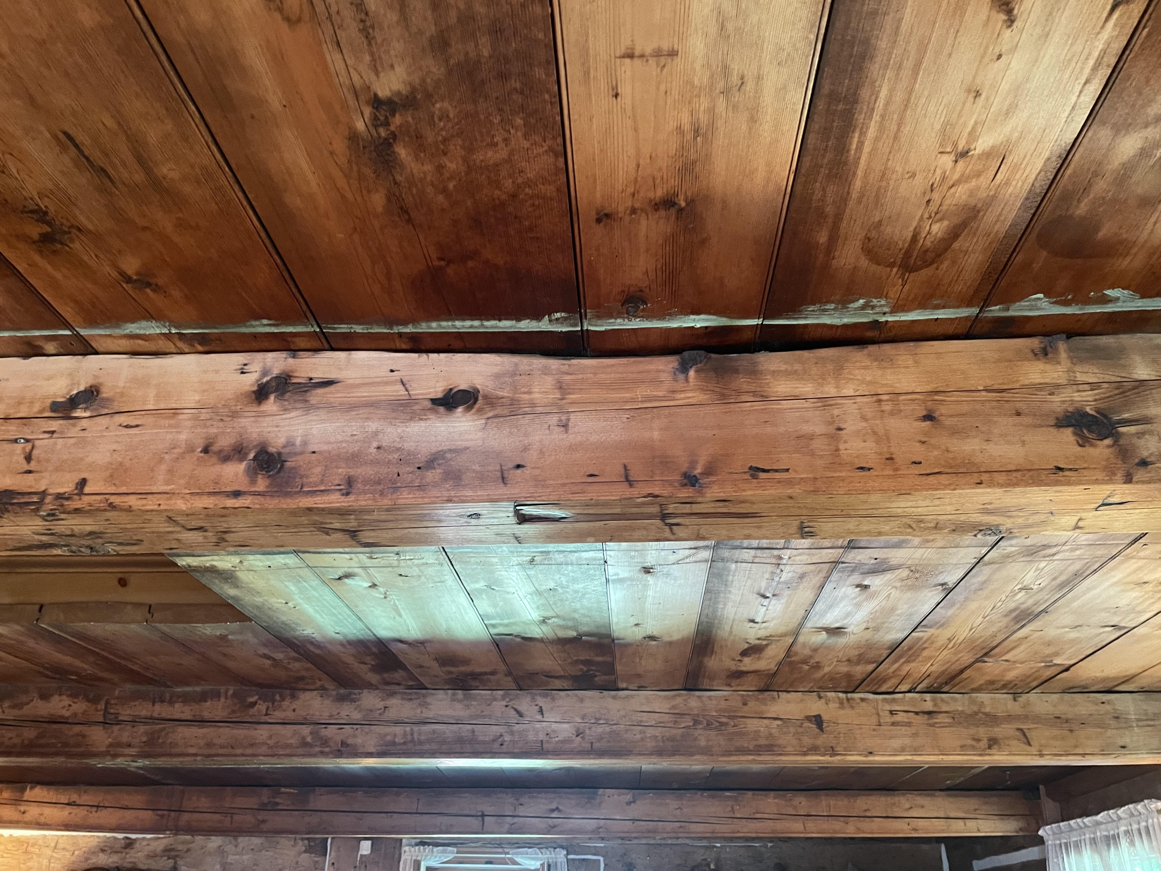 Poutres au rez de chaussée et madriers servant de plafond et de plancher à l’étage.