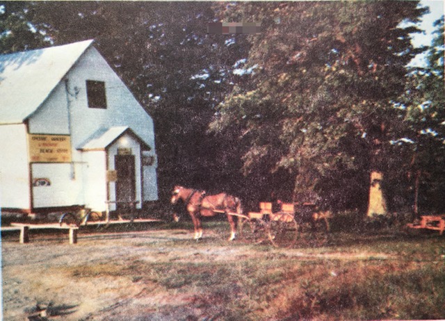 Petite école, photo ancienne provenant du calendrier du magasin Black Store en 1982.