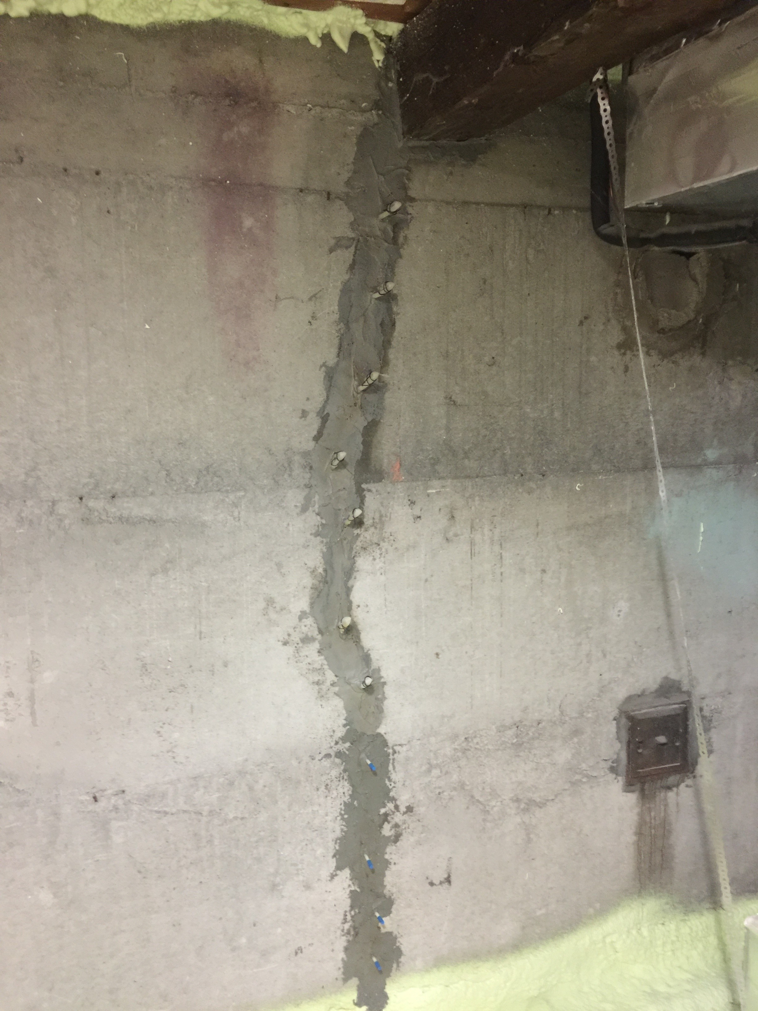 Injection à basse pression par l’intérieur à l’époxyde d’une fissure de 1 à 6 mm d’ouverture sous la poutre centrale d’une fondation datant de 1961. Photo Ghislain Gazaille-Lacroix.