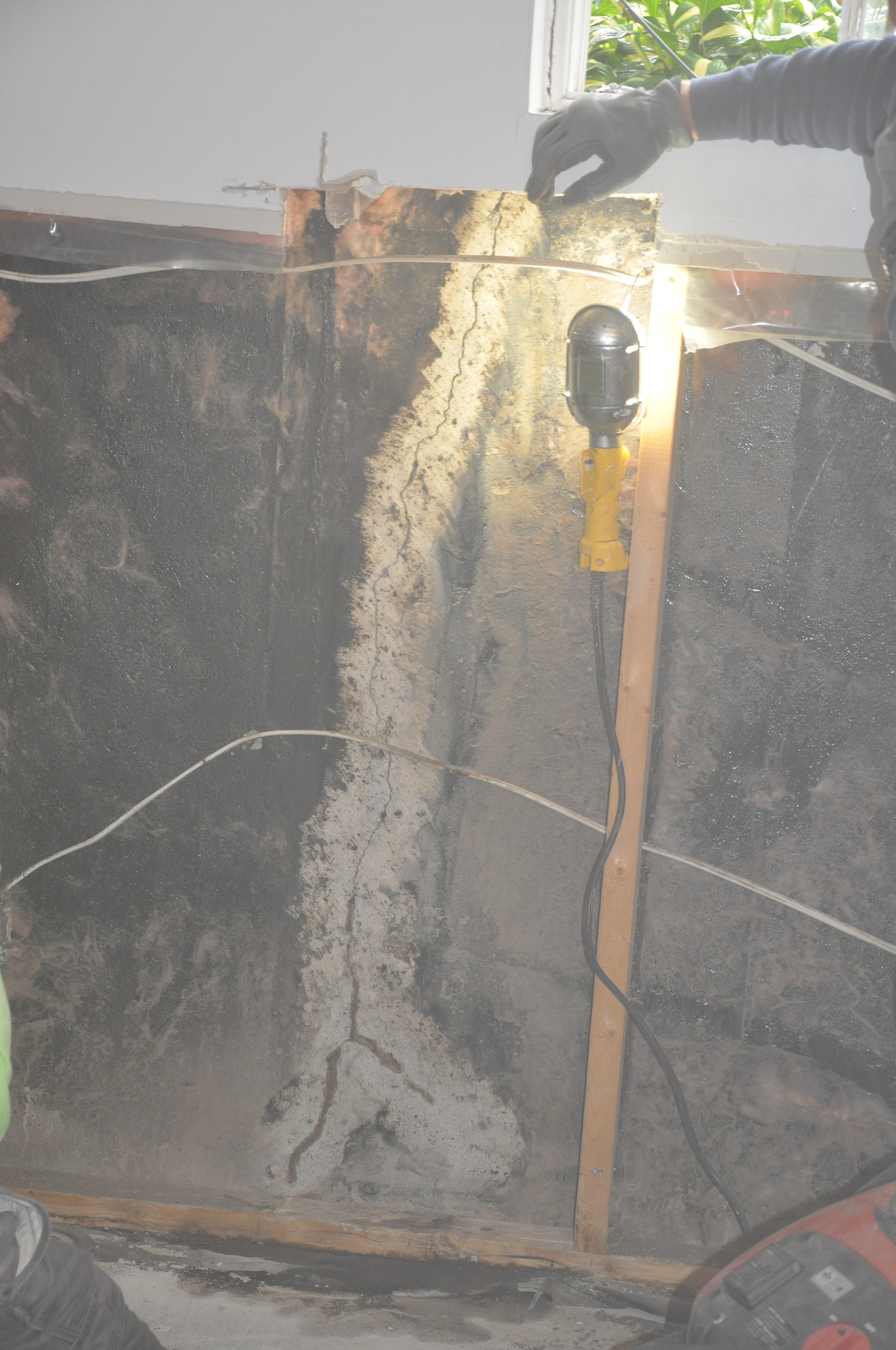 Un arrosage par l’extérieur permet l’observation du cheminement de l’eau, formant un y à la base du mur. Une injection de polyuréthane est requise.