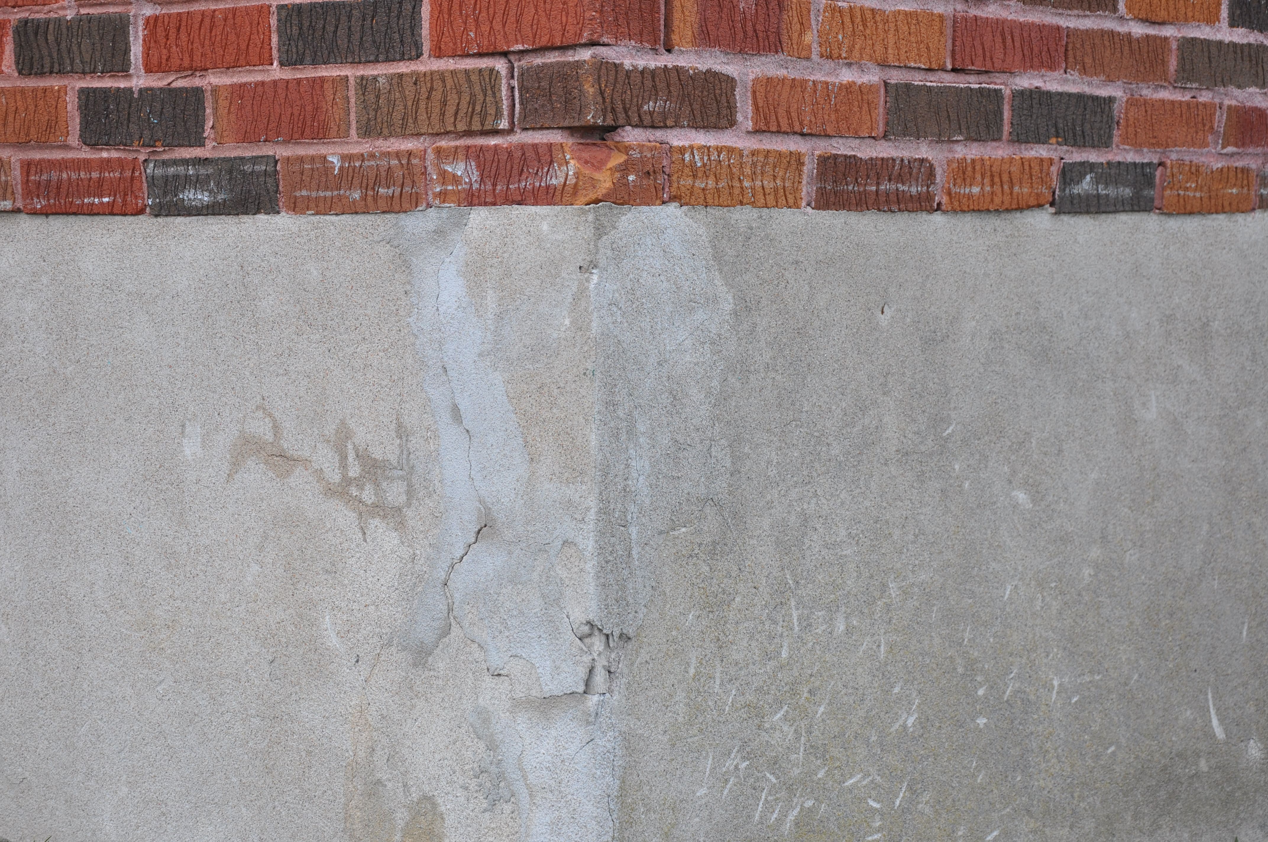Épaufrure du béton au coin d’un mur de fondation, relié au décoffrage hâtif ou à un béton de très faible résistance.